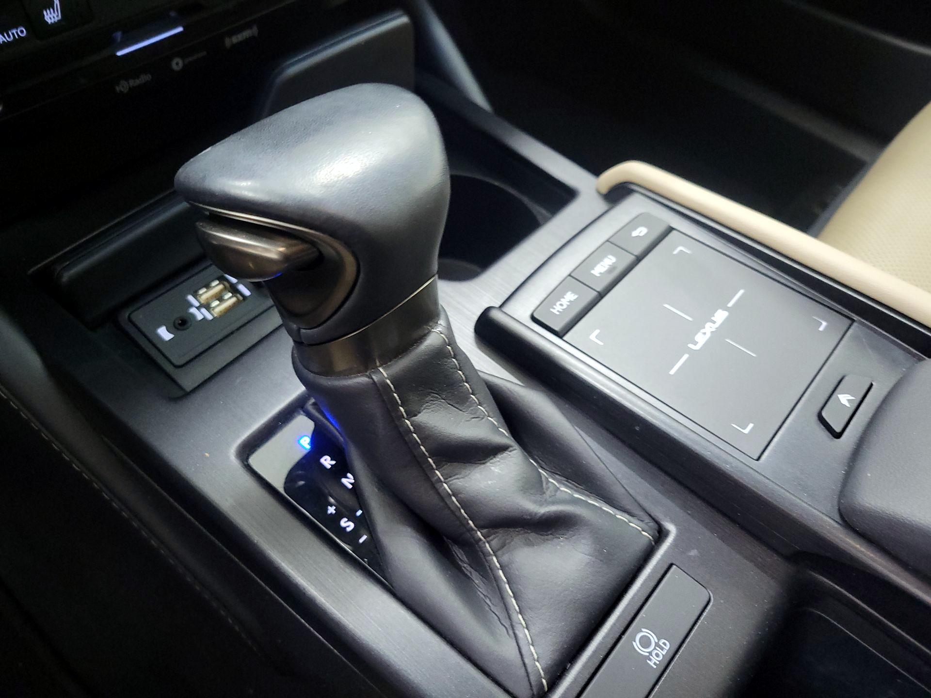 Thumbnail: 2019 Lexus ES - 17
