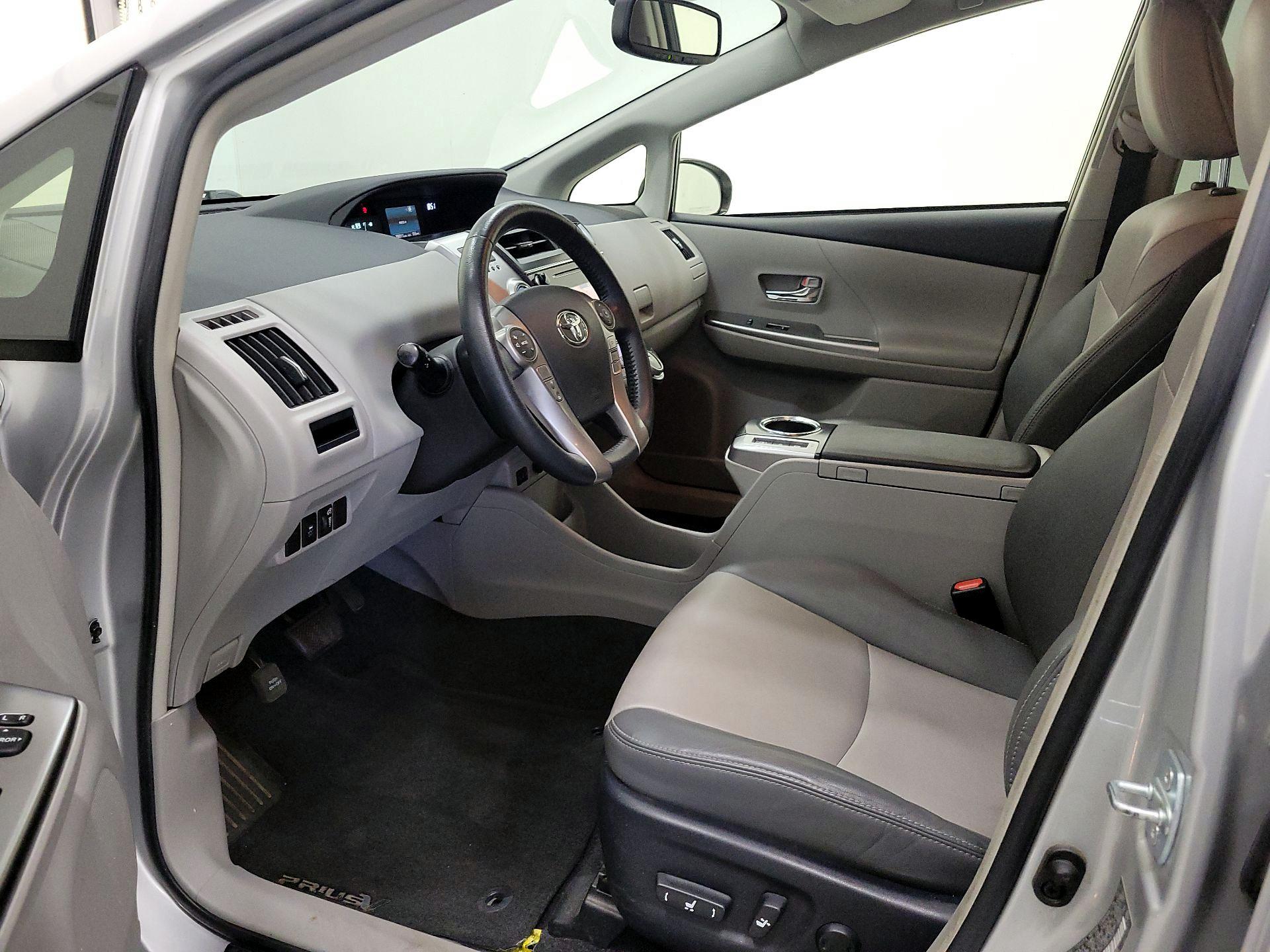 Thumbnail: 2015 Toyota Prius v - 11
