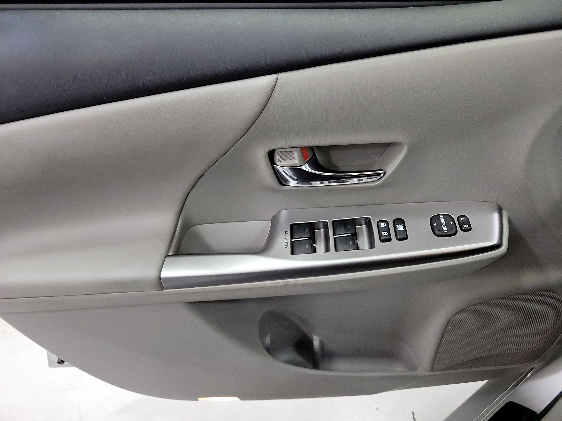 Thumbnail: 2015 Toyota Prius v - 12