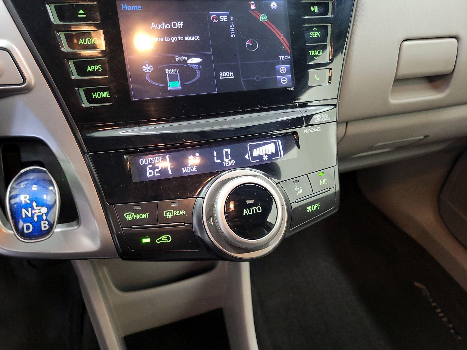Thumbnail: 2015 Toyota Prius v - 17