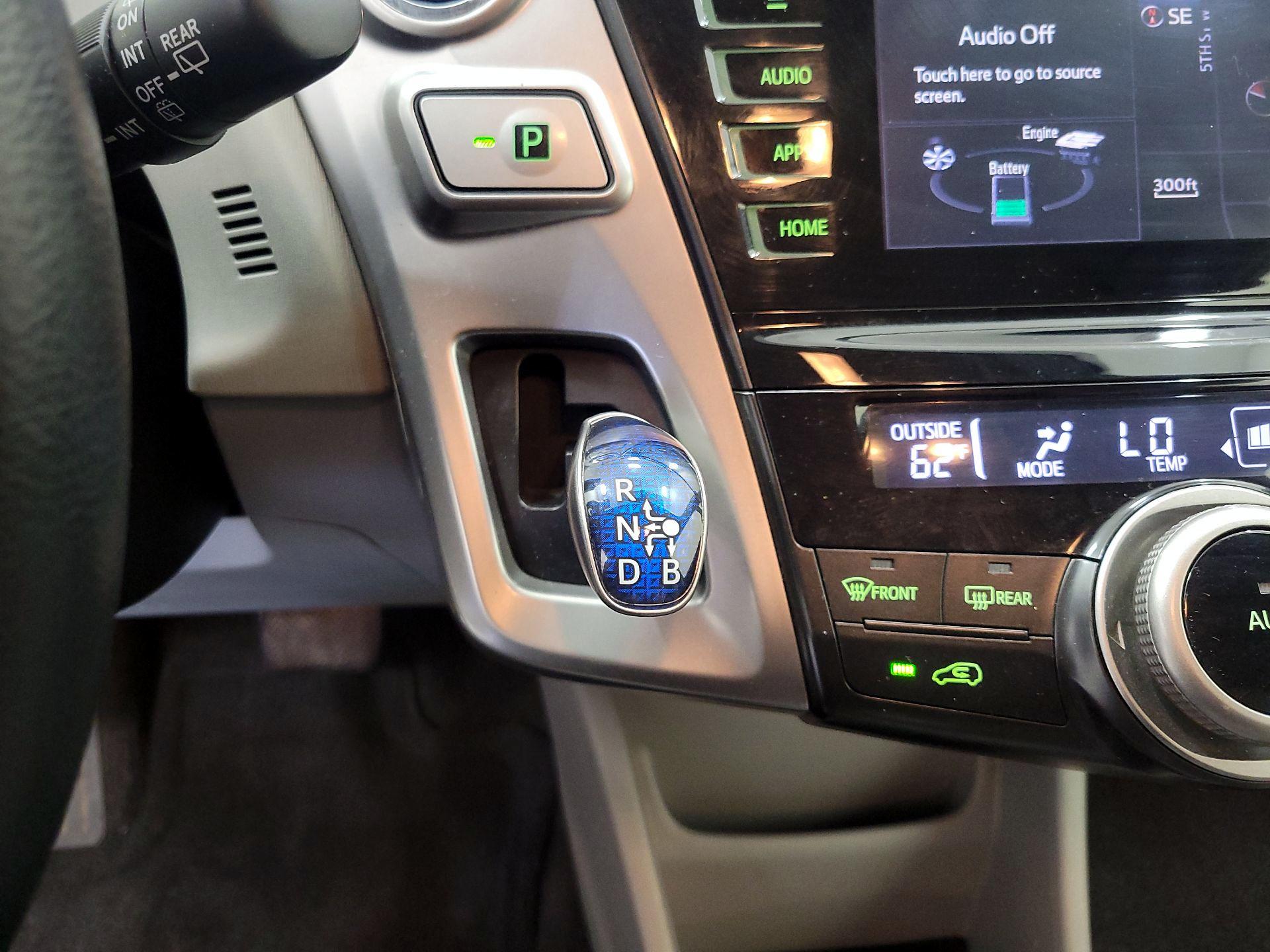 Thumbnail: 2015 Toyota Prius v - 18