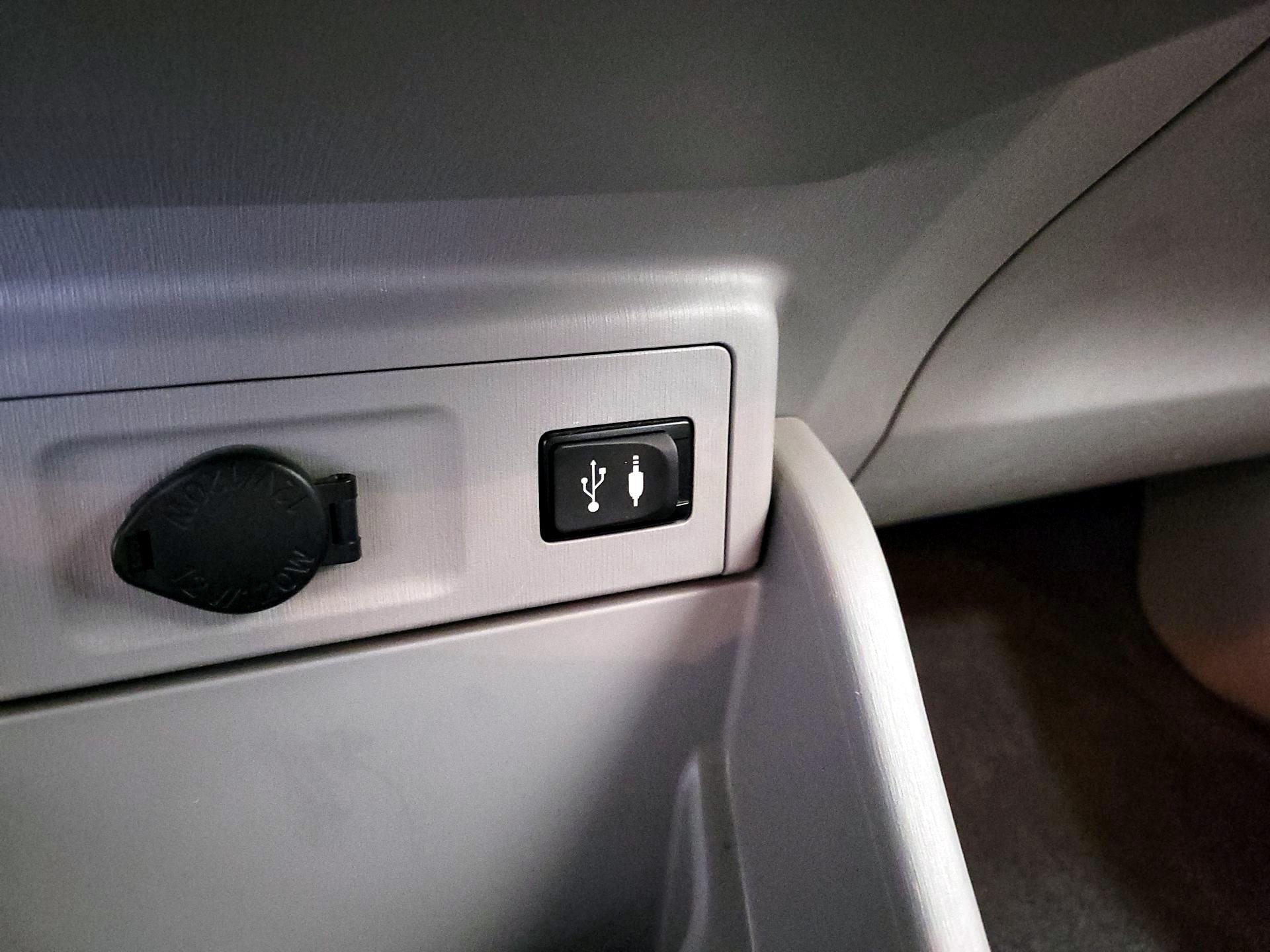 Thumbnail: 2015 Toyota Prius v - 19