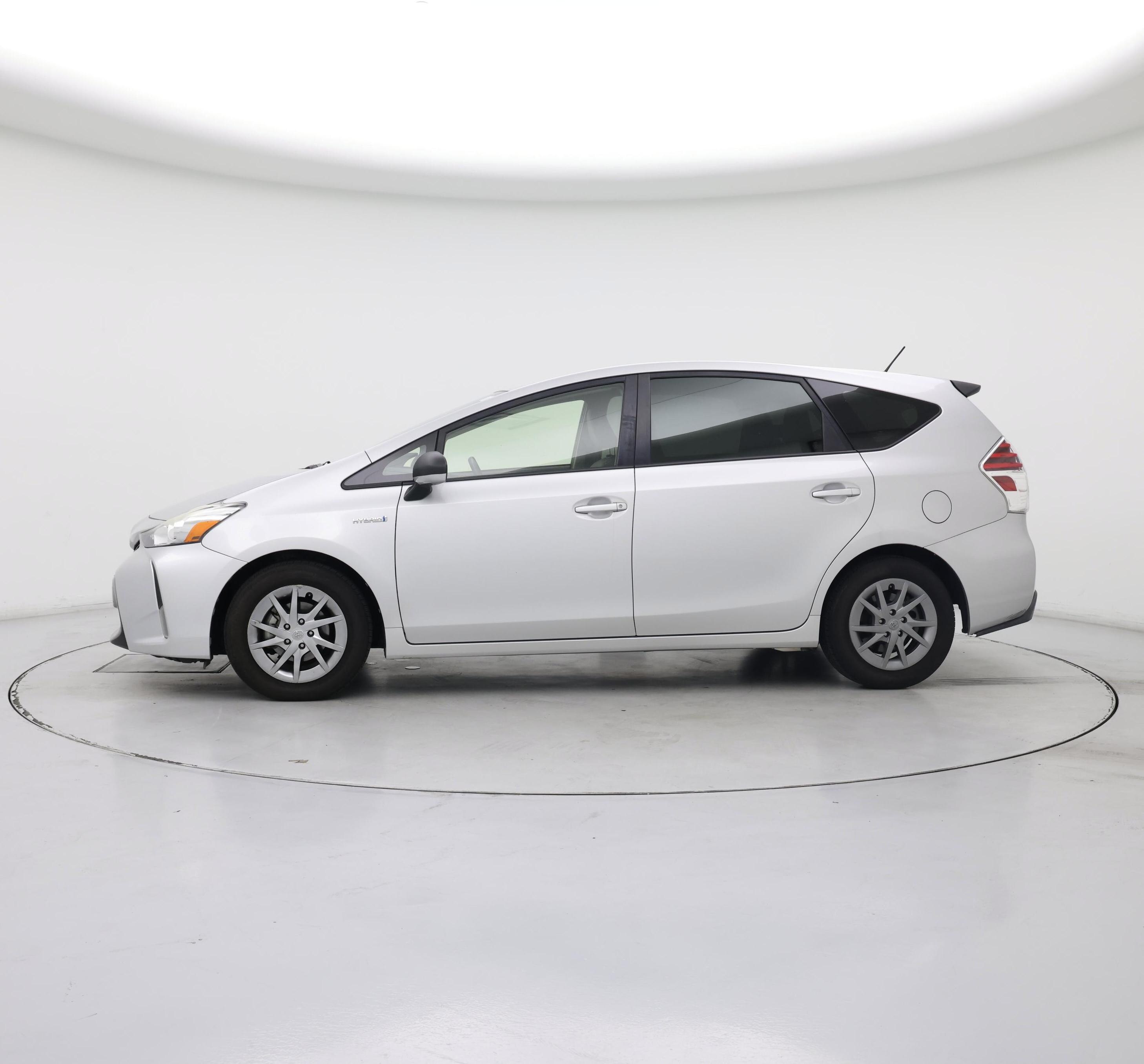 Thumbnail: 2015 Toyota Prius v - 3