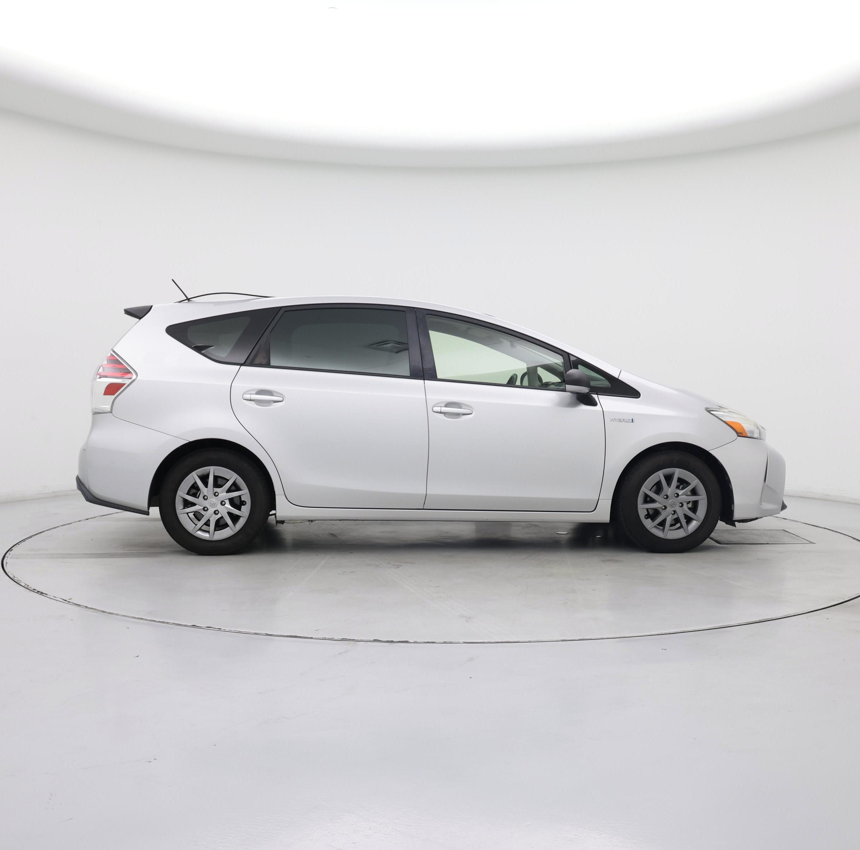 Thumbnail: 2015 Toyota Prius v - 7