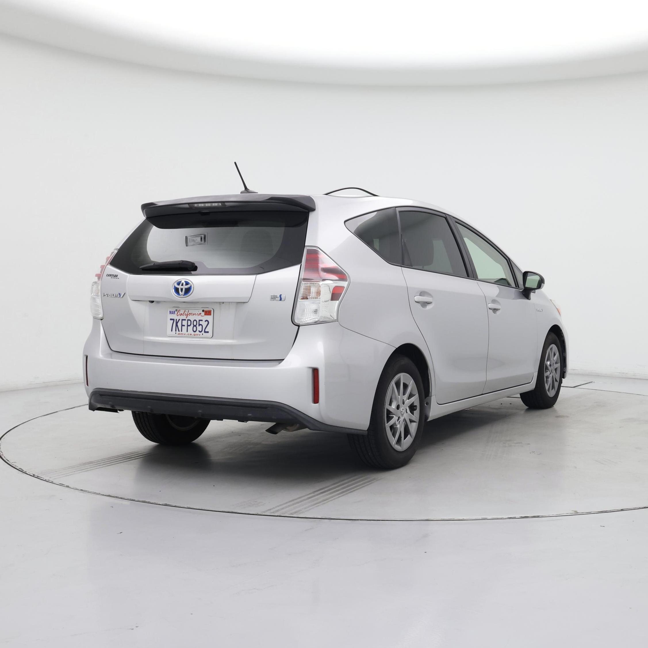 Thumbnail: 2015 Toyota Prius v - 8