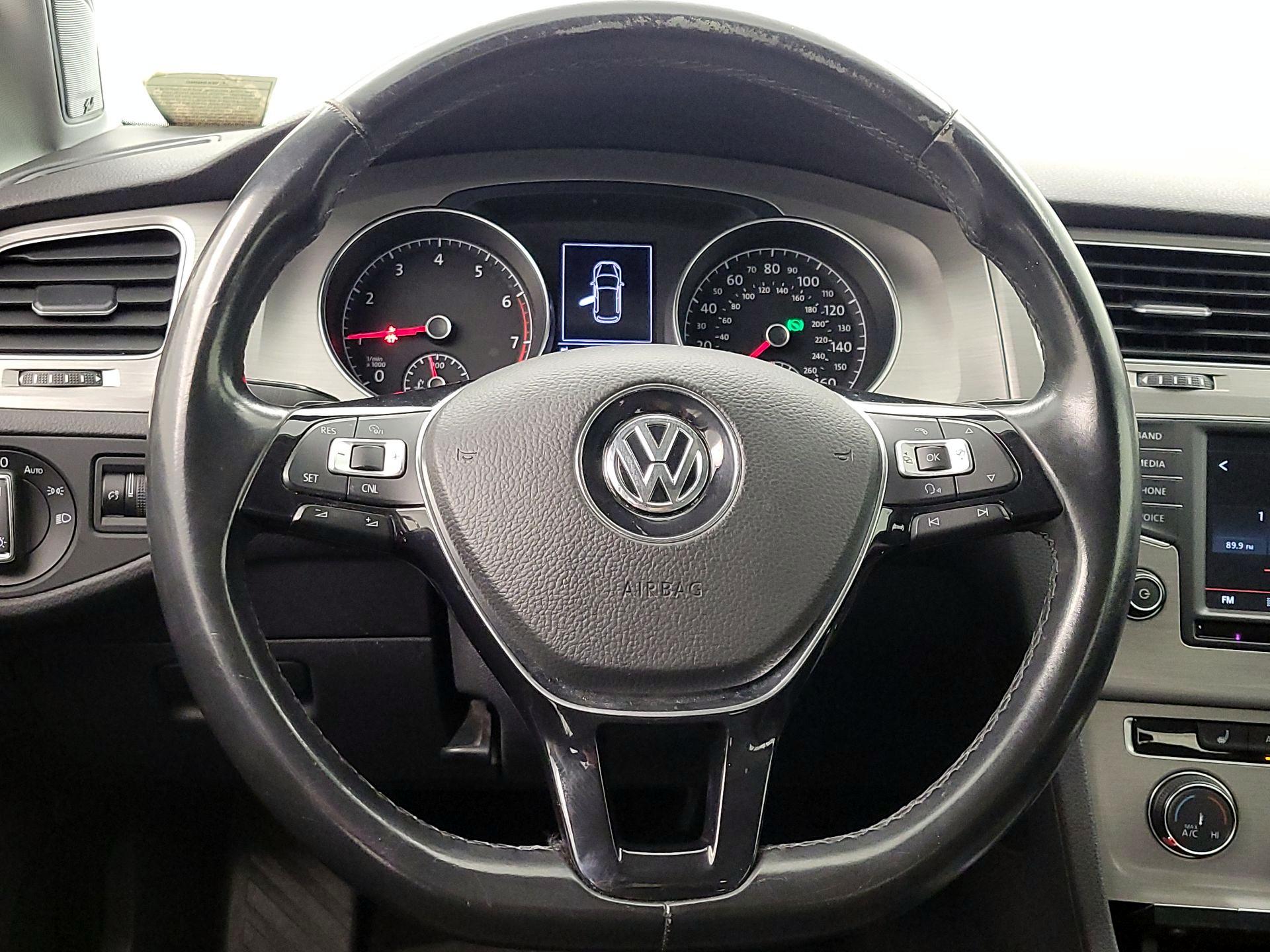 Thumbnail: 2016 Volkswagen Golf - 10