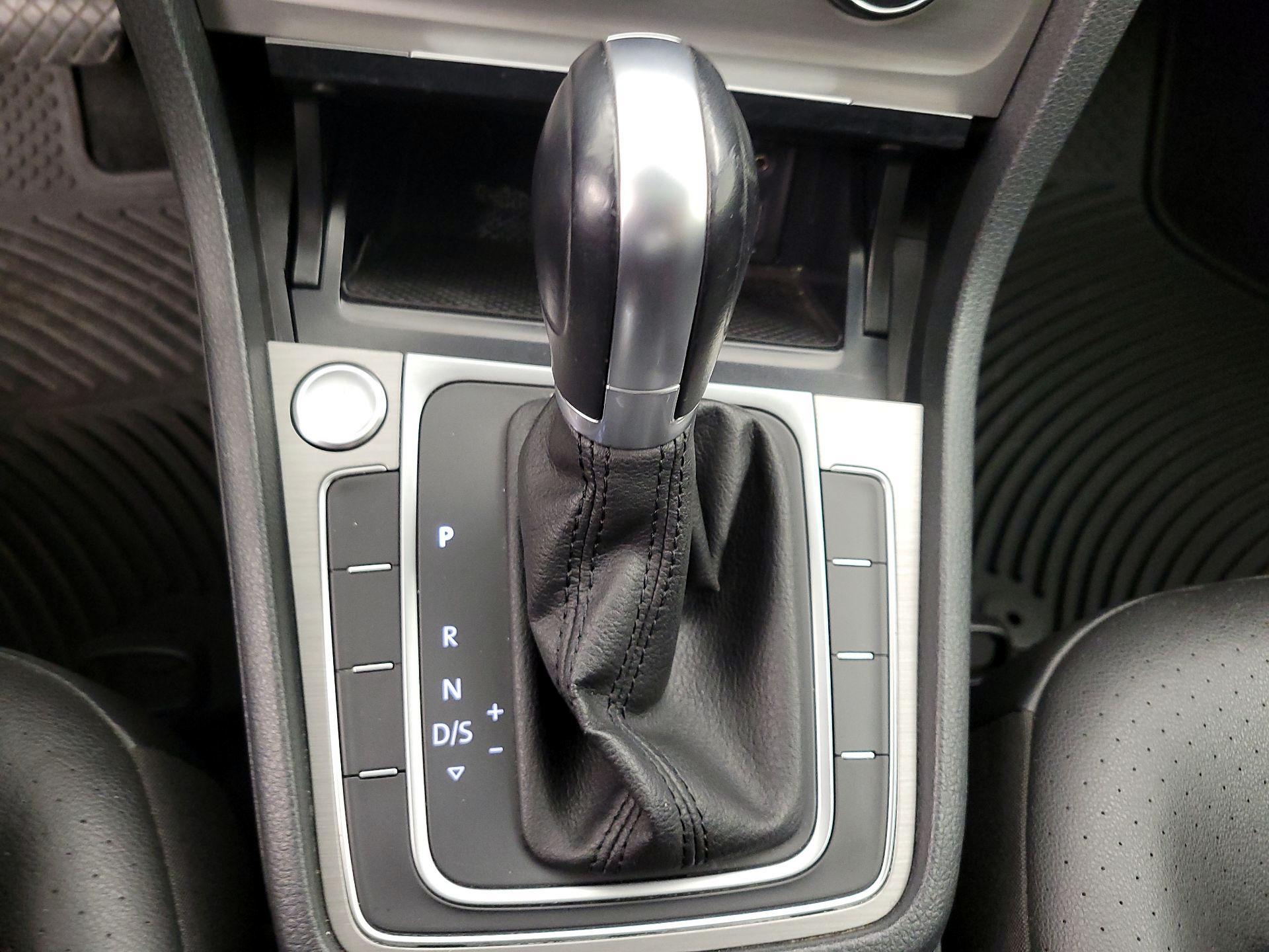 Thumbnail: 2016 Volkswagen Golf - 17
