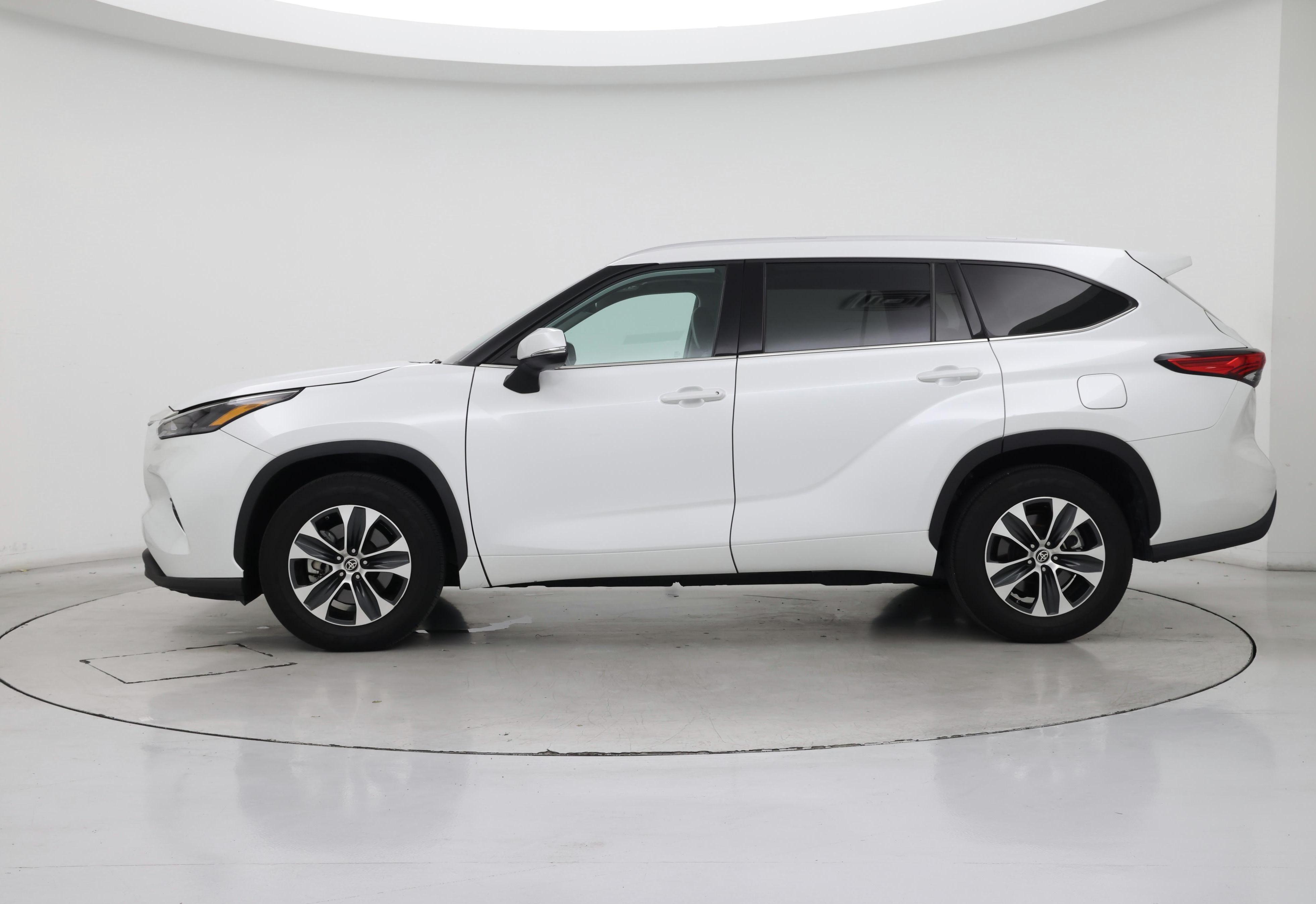 Thumbnail: 2022 Toyota Highlander - 3