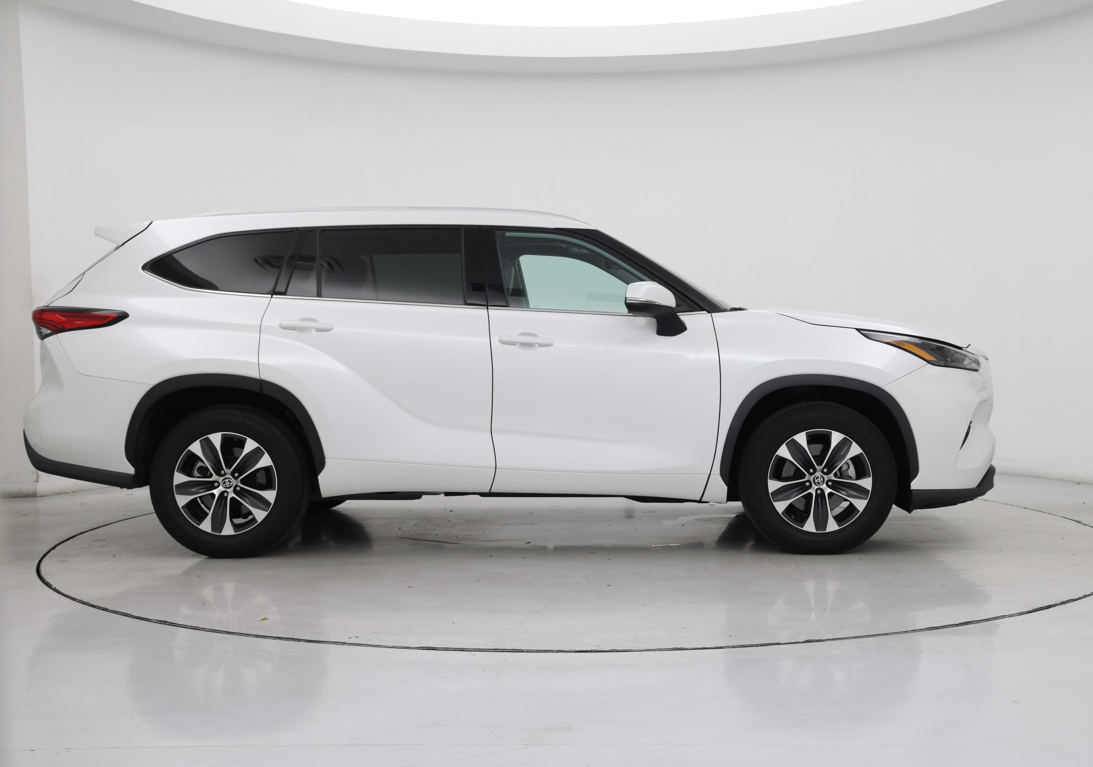 Thumbnail: 2022 Toyota Highlander - 7