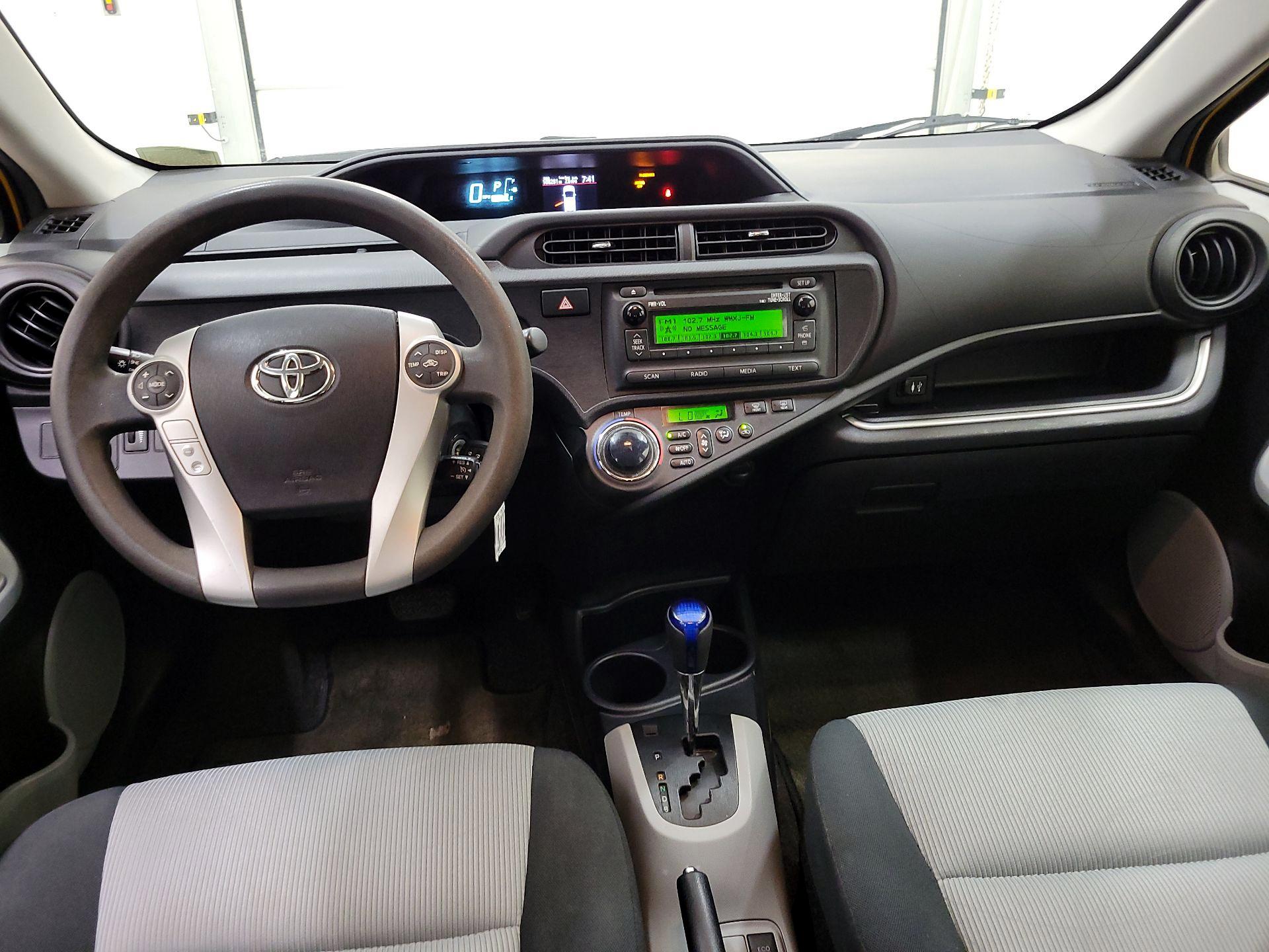 Thumbnail: 2014 Toyota Prius c - 9