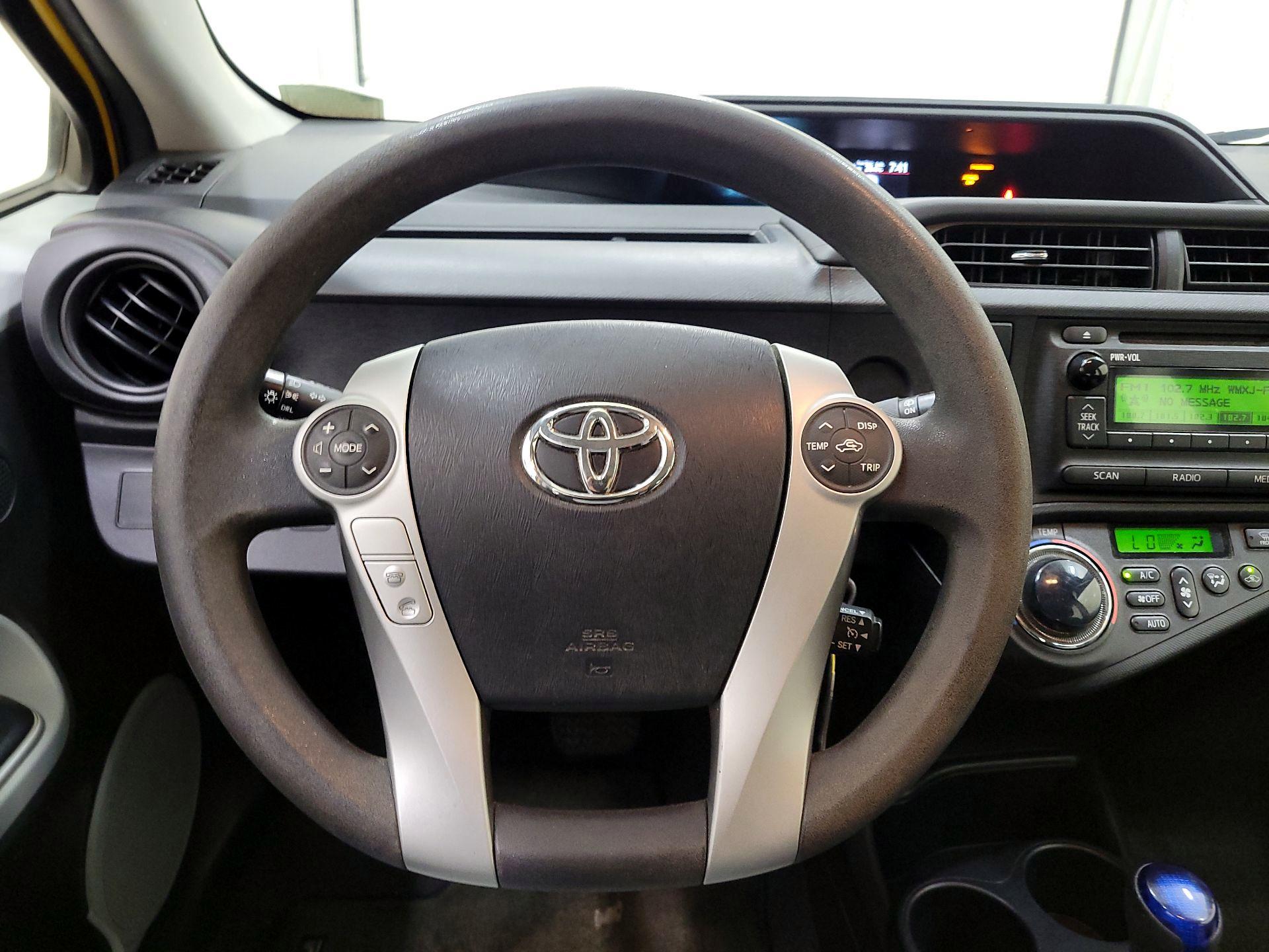 Thumbnail: 2014 Toyota Prius c - 10