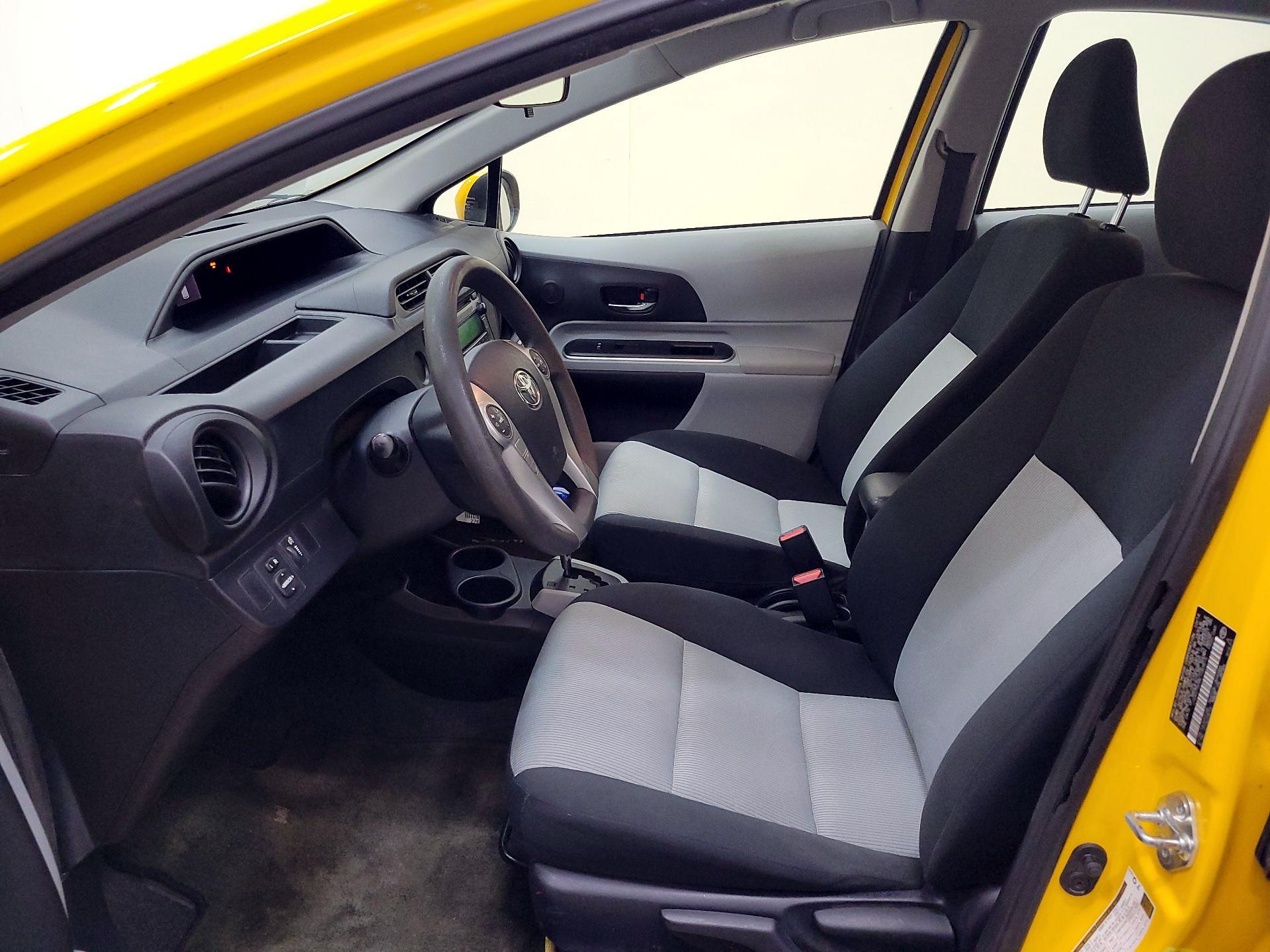 Thumbnail: 2014 Toyota Prius c - 11