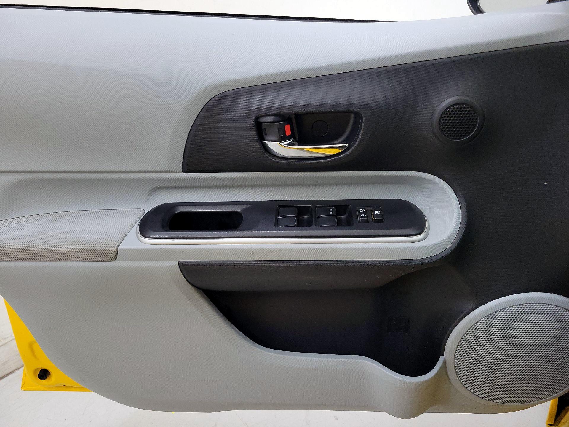 Thumbnail: 2014 Toyota Prius c - 12
