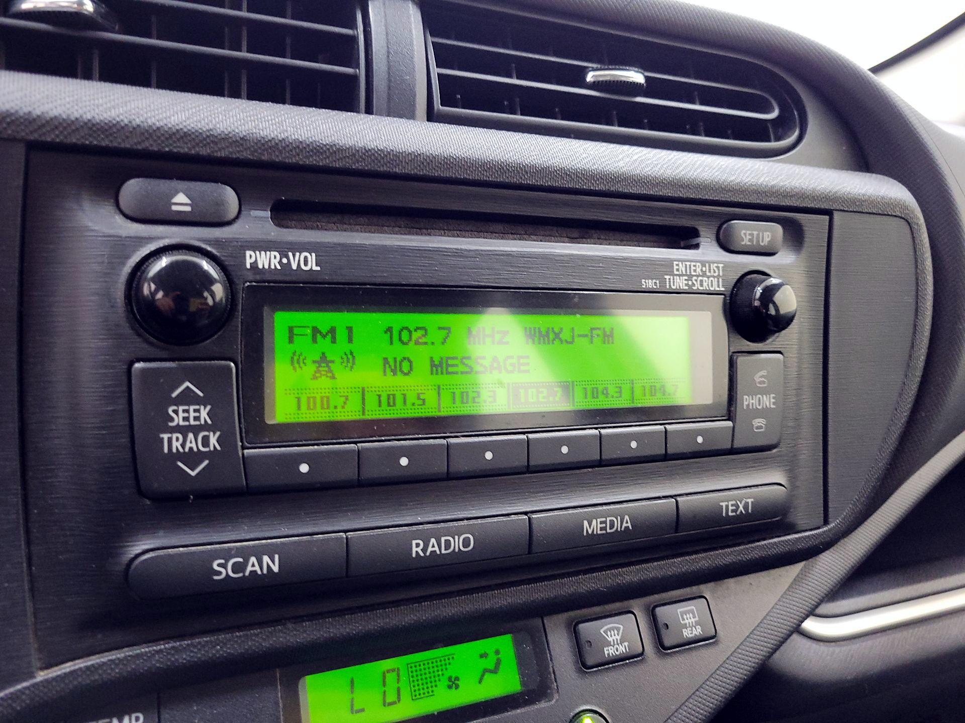 Thumbnail: 2014 Toyota Prius c - 14