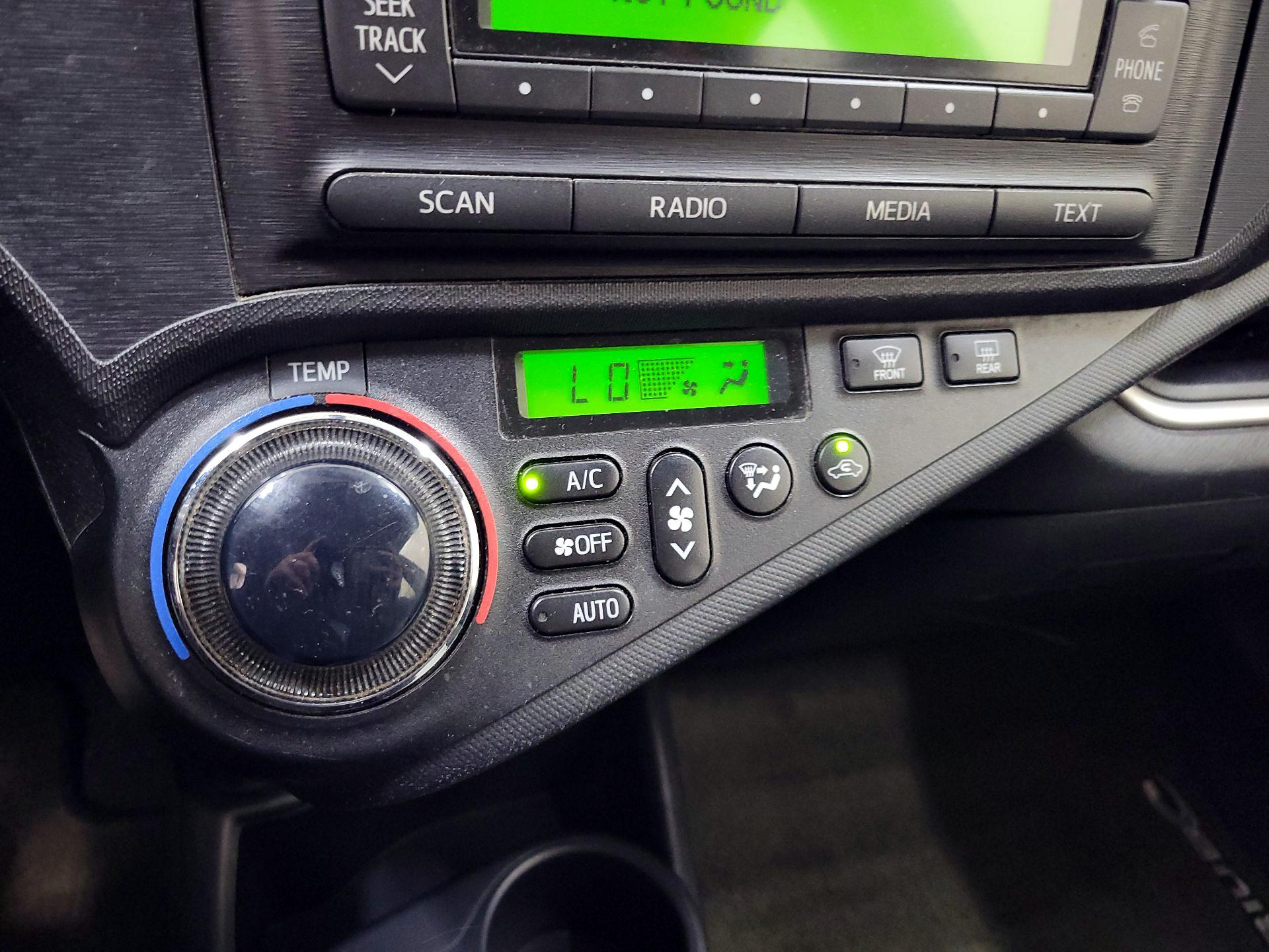 Thumbnail: 2014 Toyota Prius c - 15