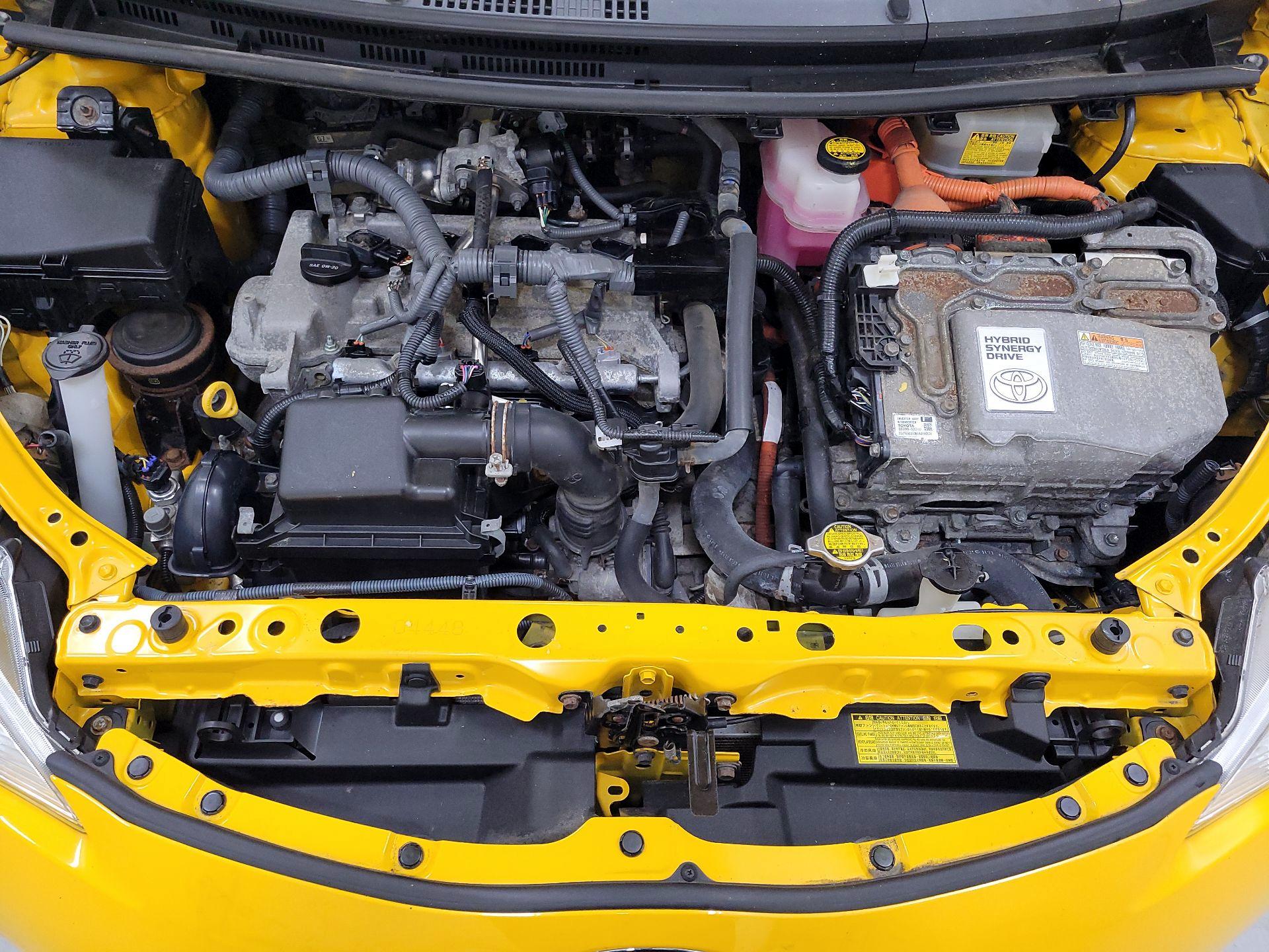 Thumbnail: 2014 Toyota Prius c - 19
