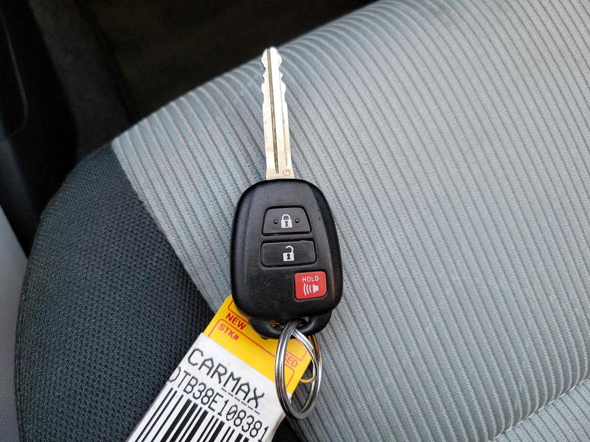 Thumbnail: 2014 Toyota Prius c - 20