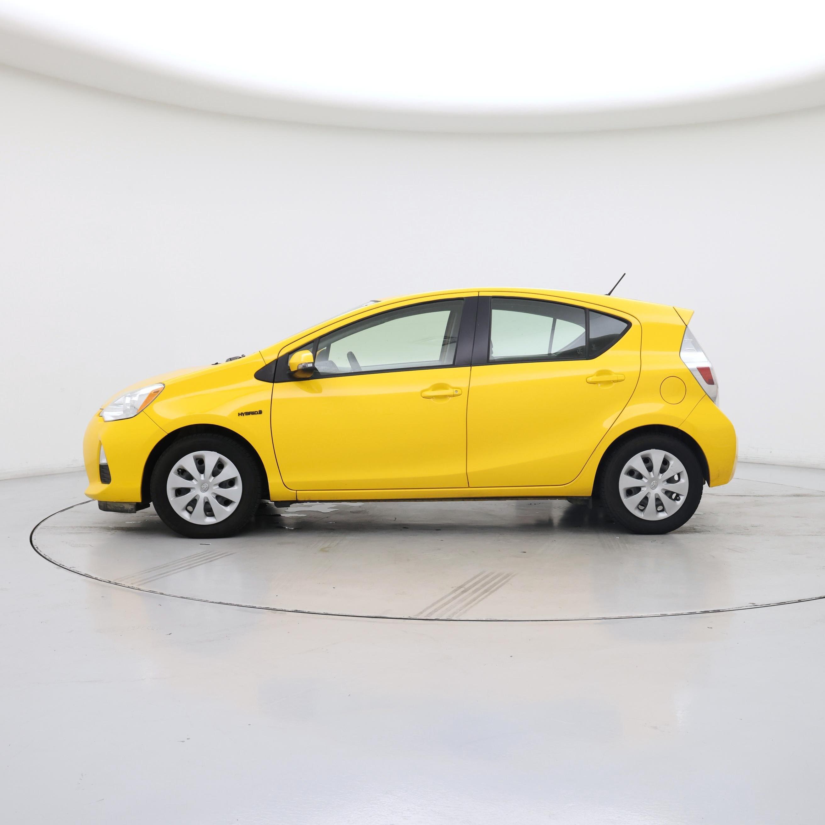 Thumbnail: 2014 Toyota Prius c - 3
