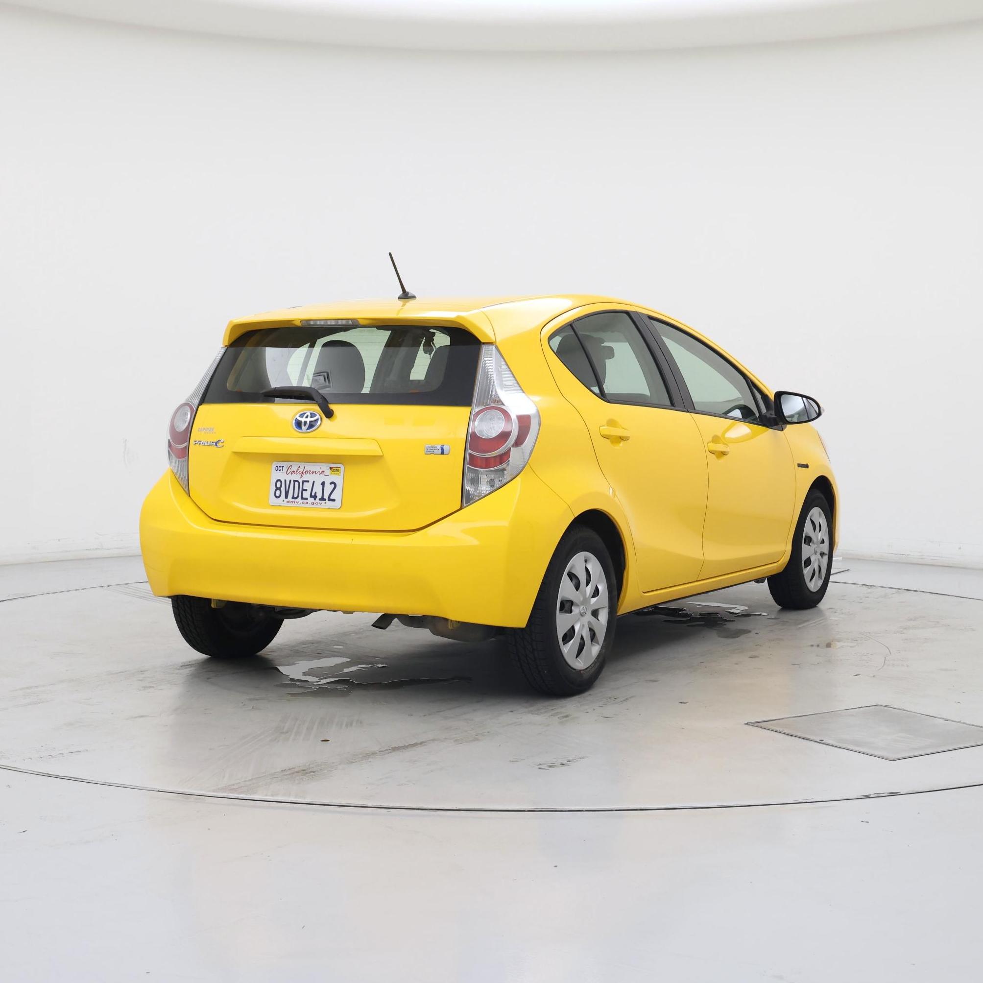 Thumbnail: 2014 Toyota Prius c - 8