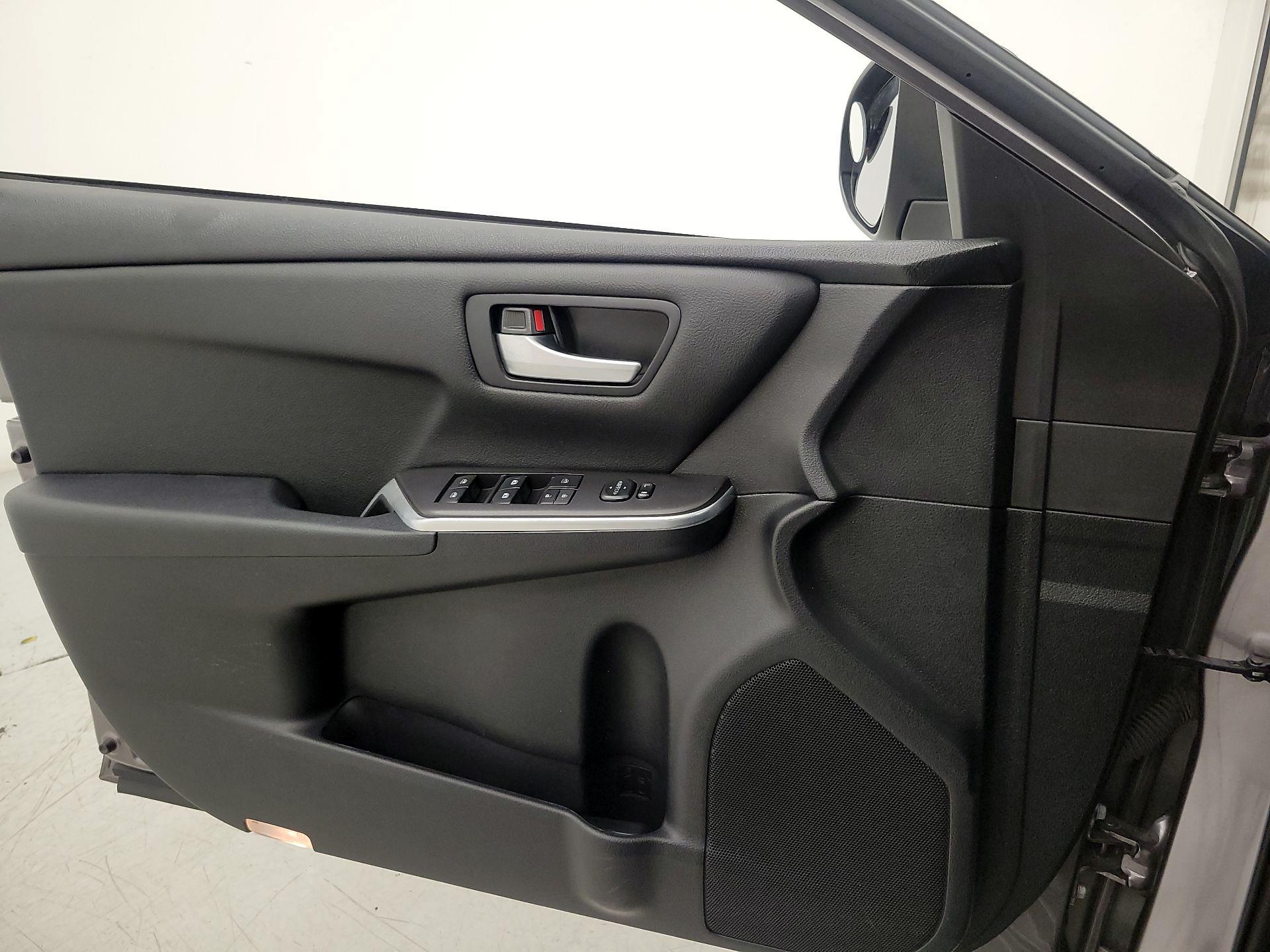 Thumbnail: 2016 Toyota Camry - 12