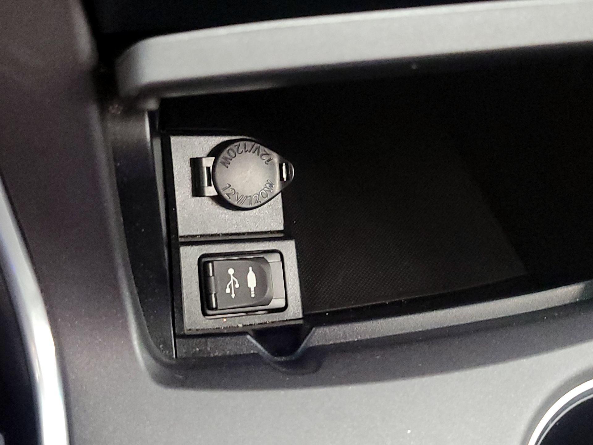Thumbnail: 2016 Toyota Camry - 18