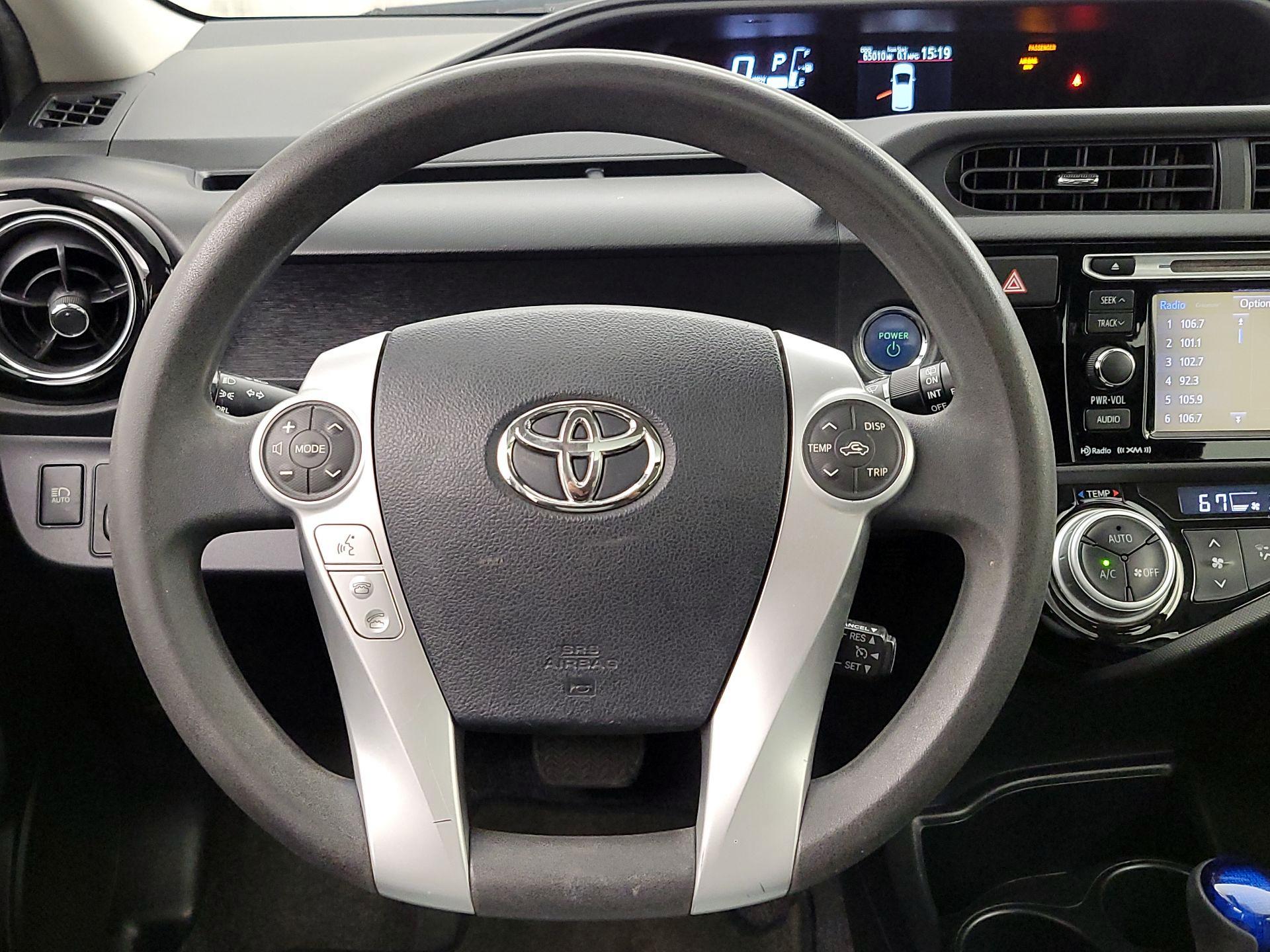 Thumbnail: 2016 Toyota Prius c - 10