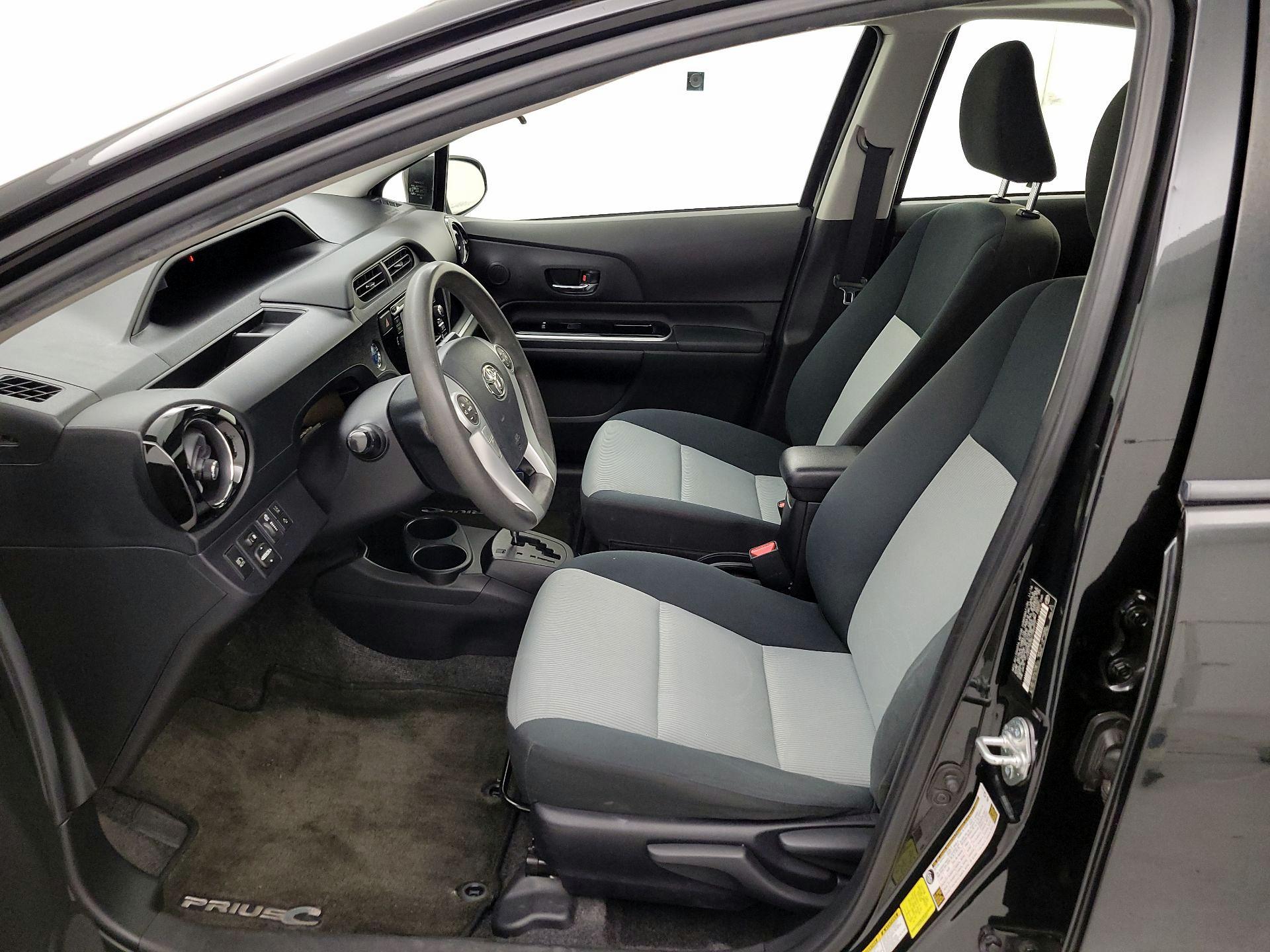 Thumbnail: 2016 Toyota Prius c - 11