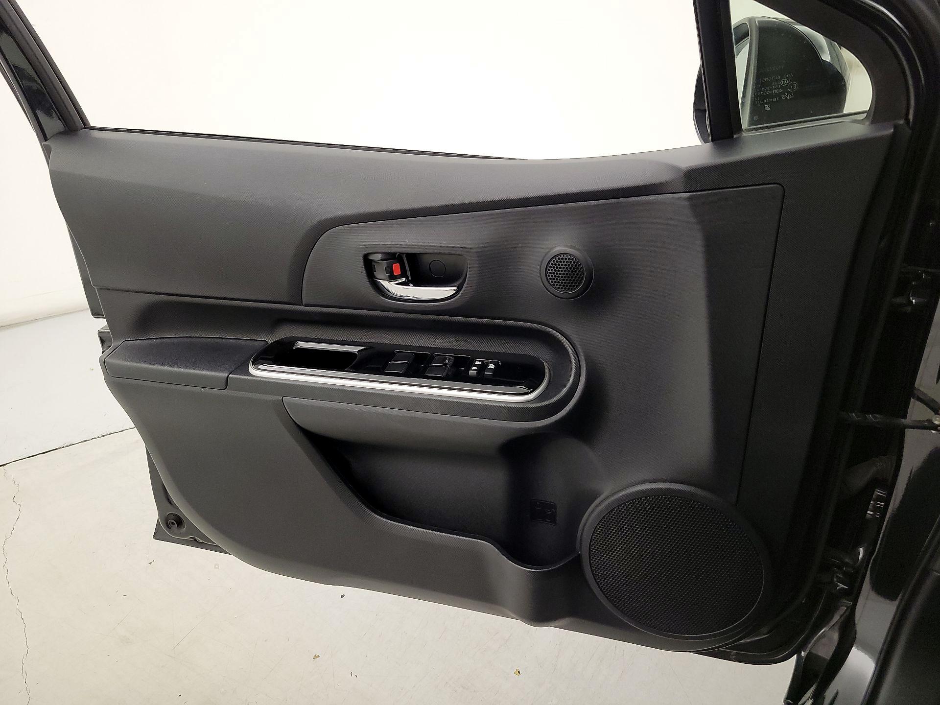 Thumbnail: 2016 Toyota Prius c - 12