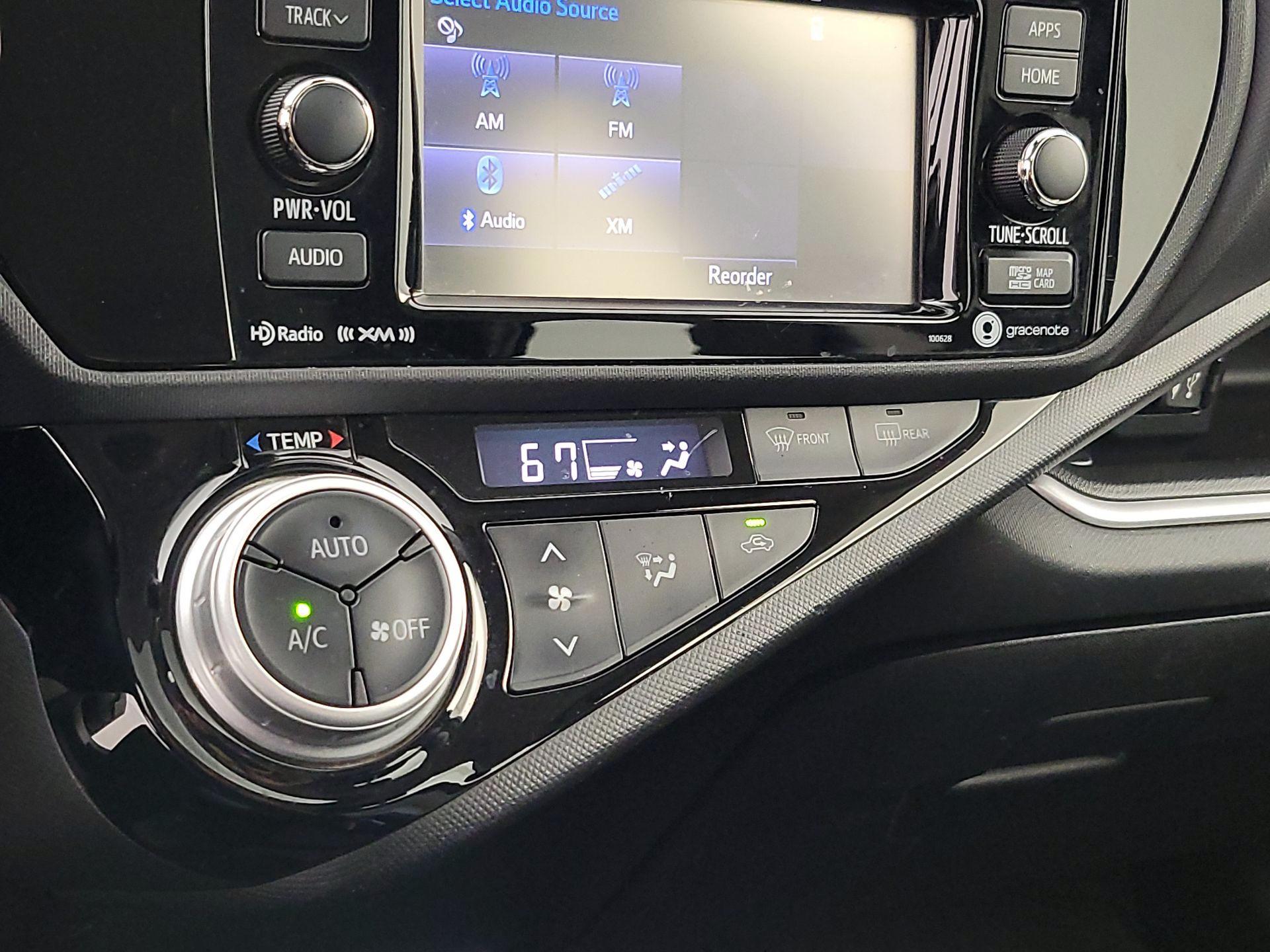 Thumbnail: 2016 Toyota Prius c - 15