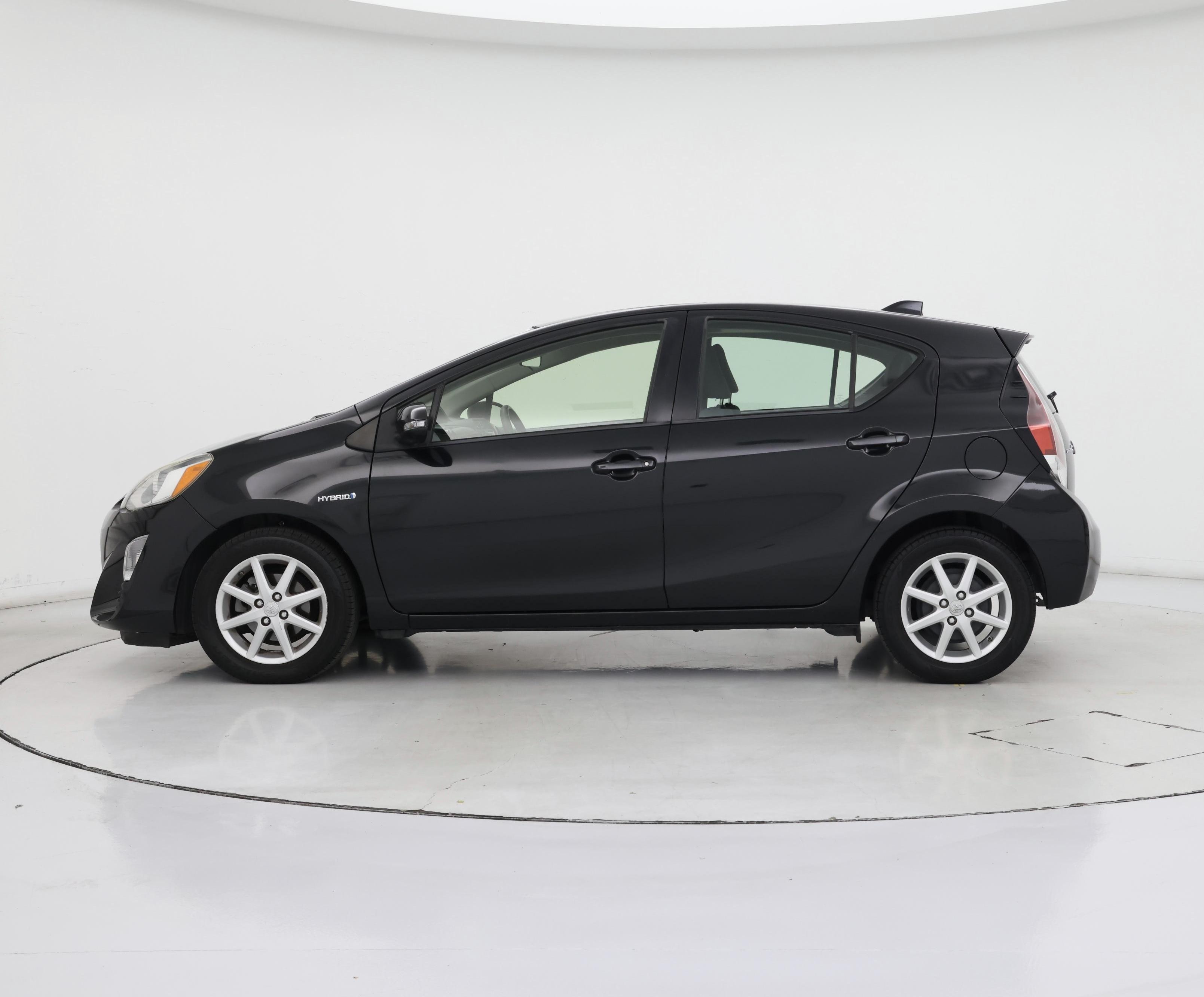 Thumbnail: 2016 Toyota Prius c - 3