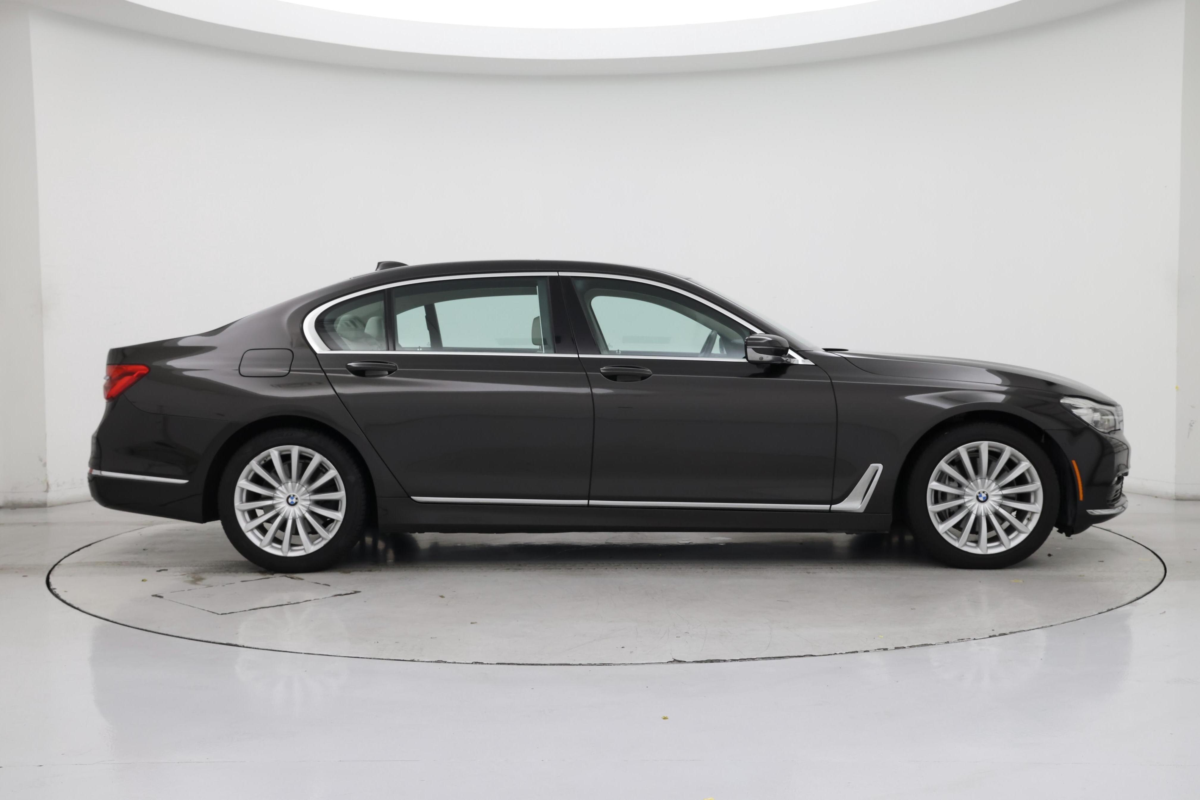 Thumbnail: 2016 BMW 7 Series - 7