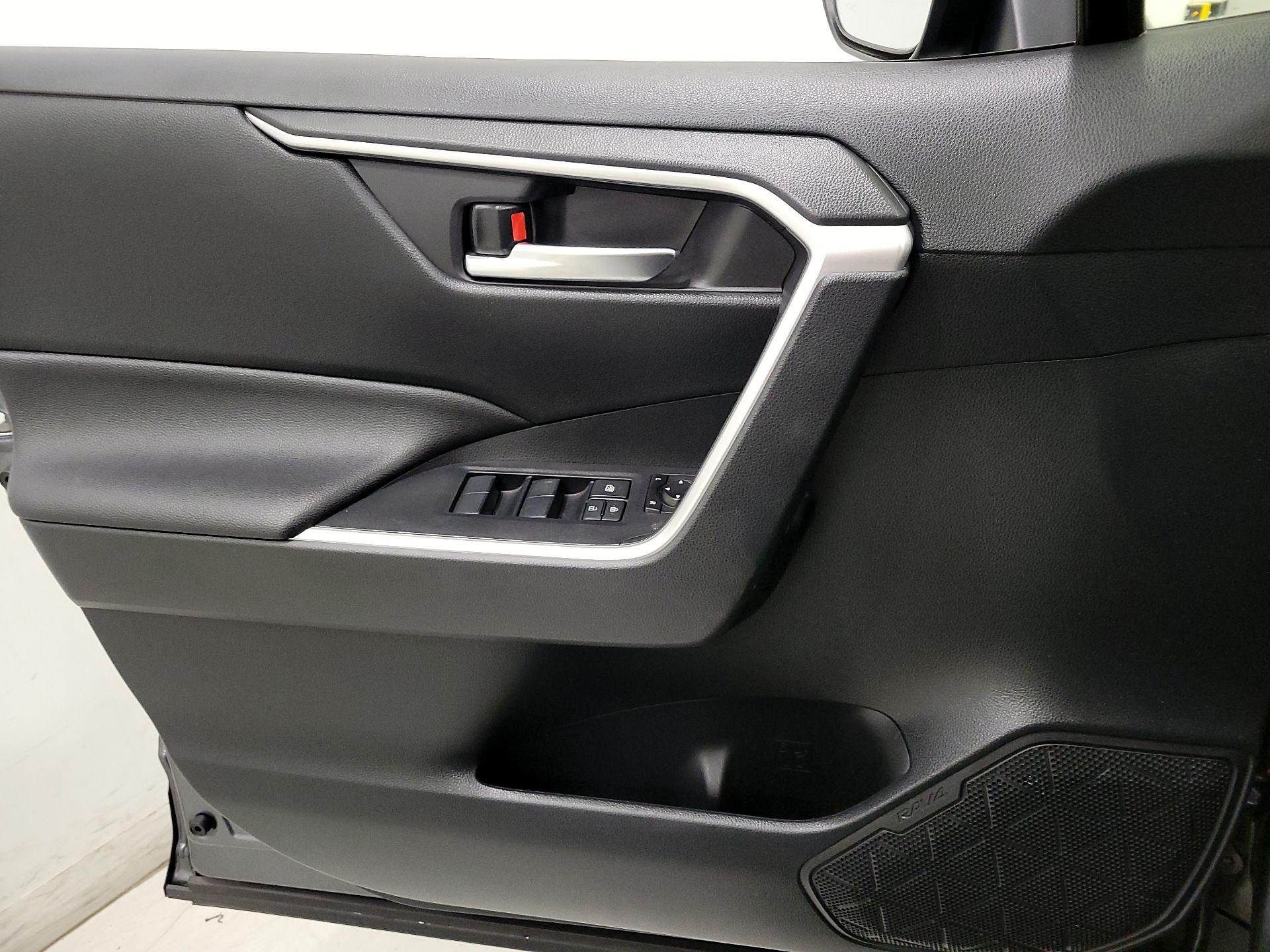 Thumbnail: 2020 Toyota RAV4 - 12