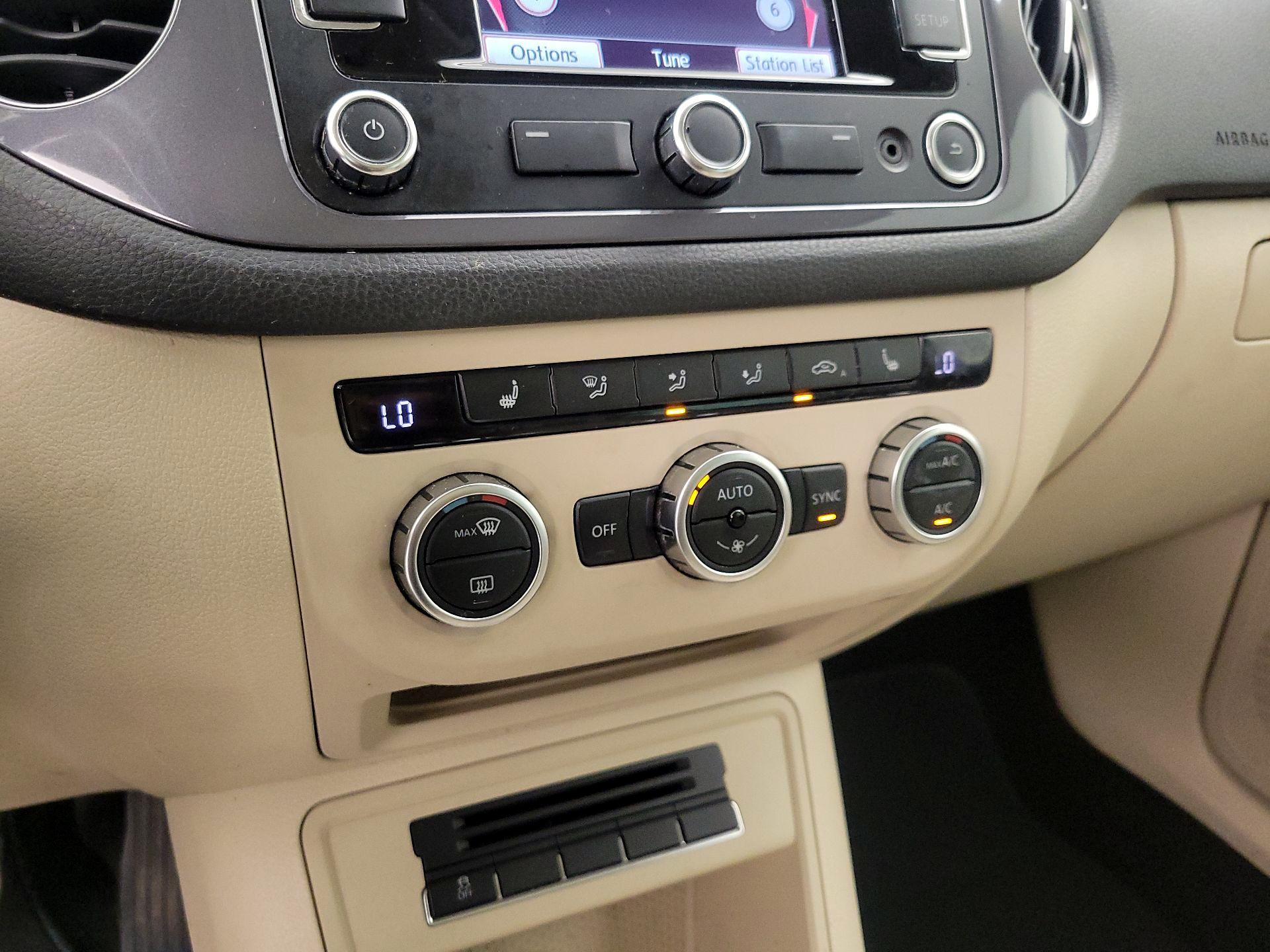 Thumbnail: 2014 Volkswagen Tiguan - 17