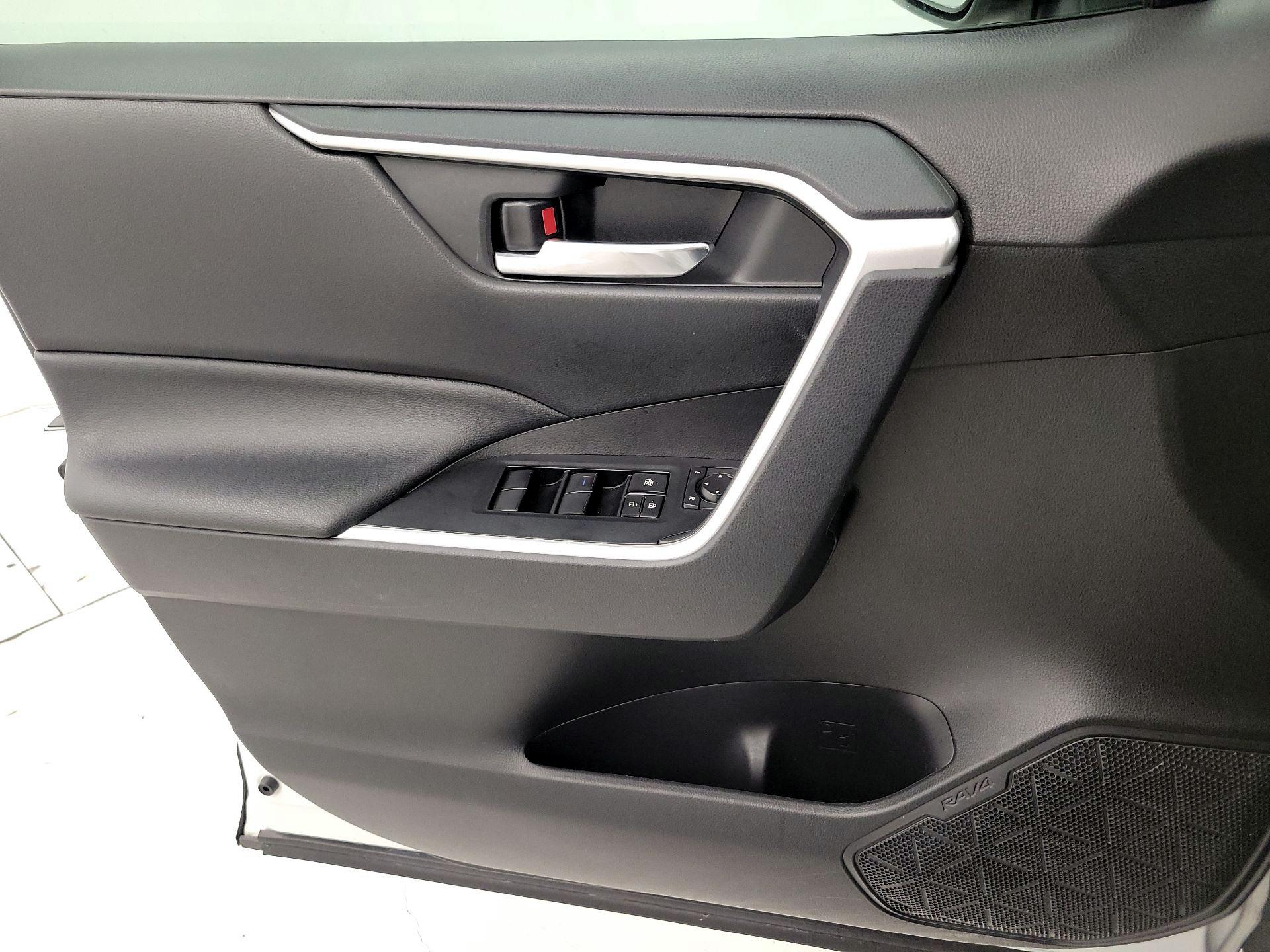 Thumbnail: 2020 Toyota RAV4 - 12