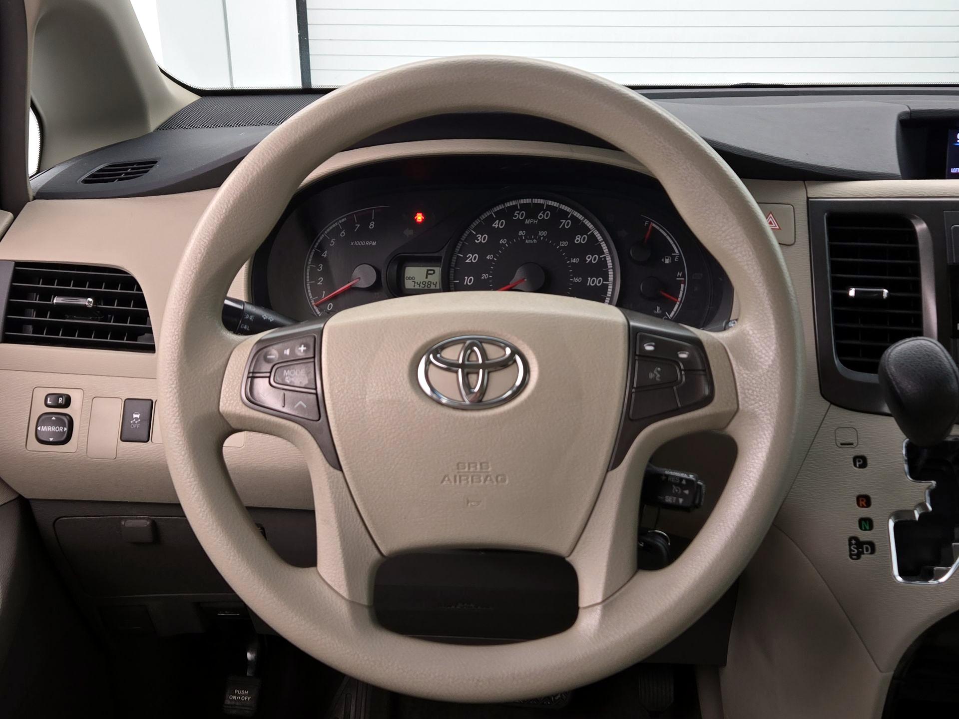 Thumbnail: 2013 Toyota Sienna - 10