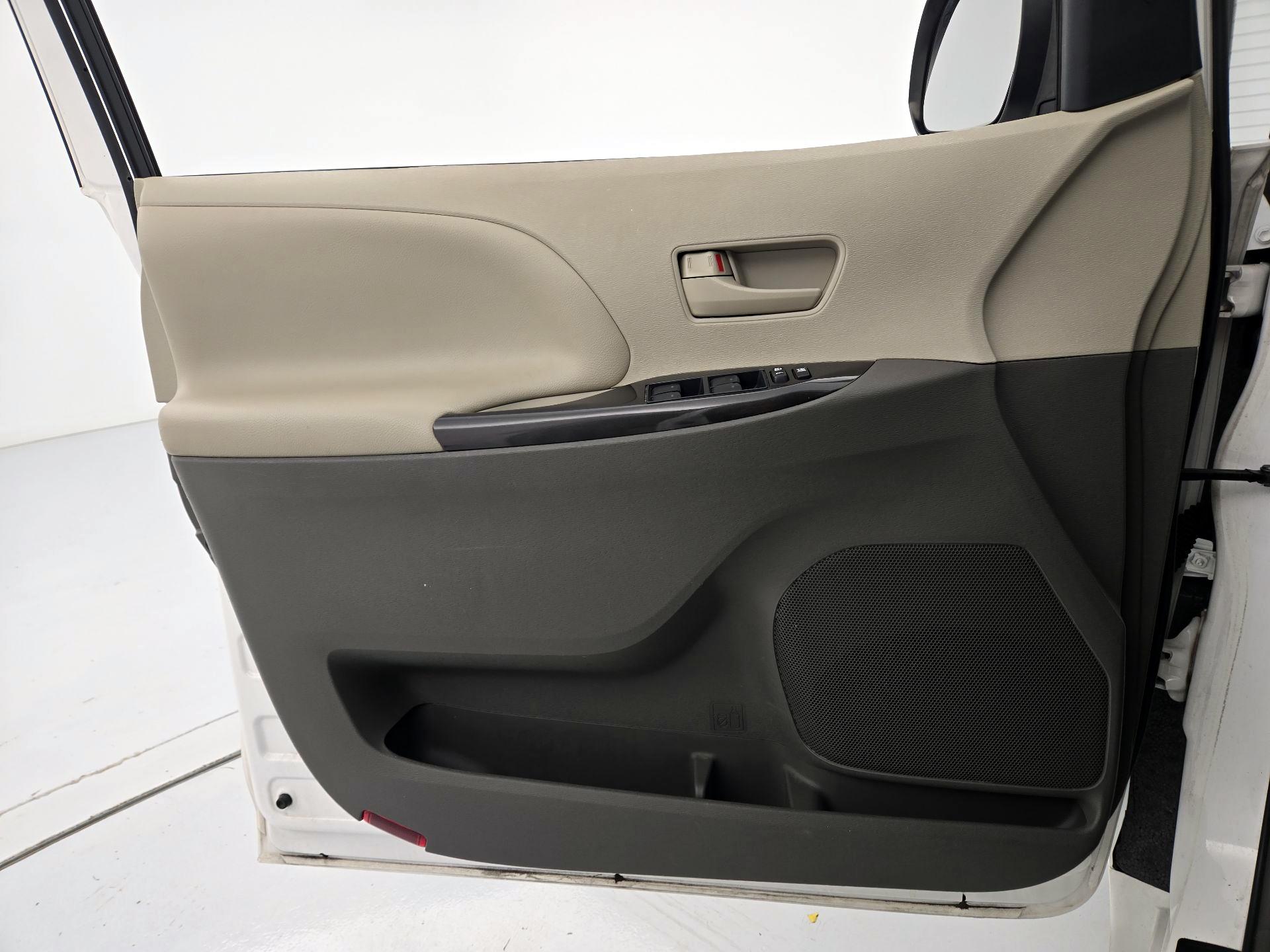 Thumbnail: 2013 Toyota Sienna - 12