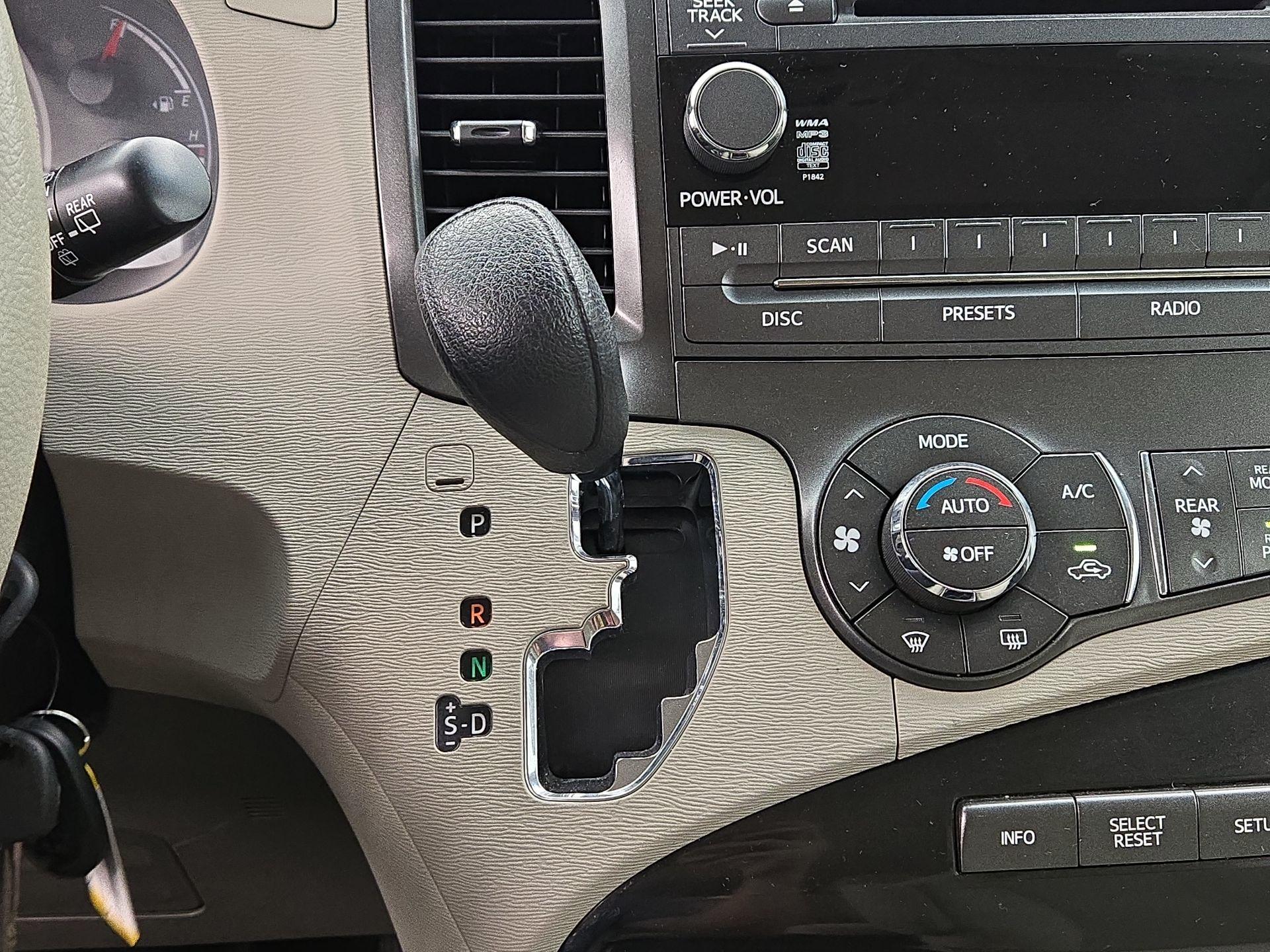 Thumbnail: 2013 Toyota Sienna - 17