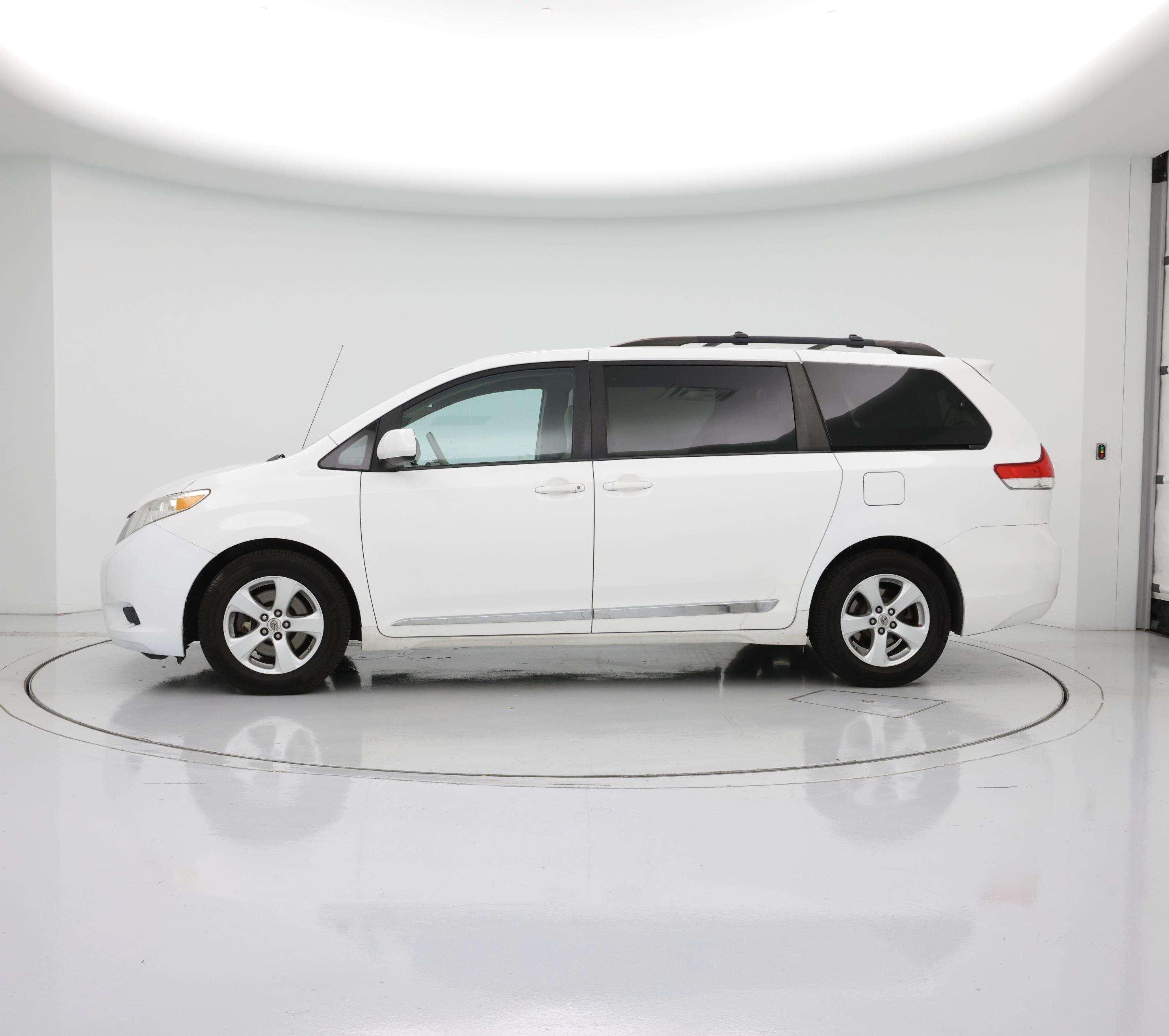Thumbnail: 2013 Toyota Sienna - 3