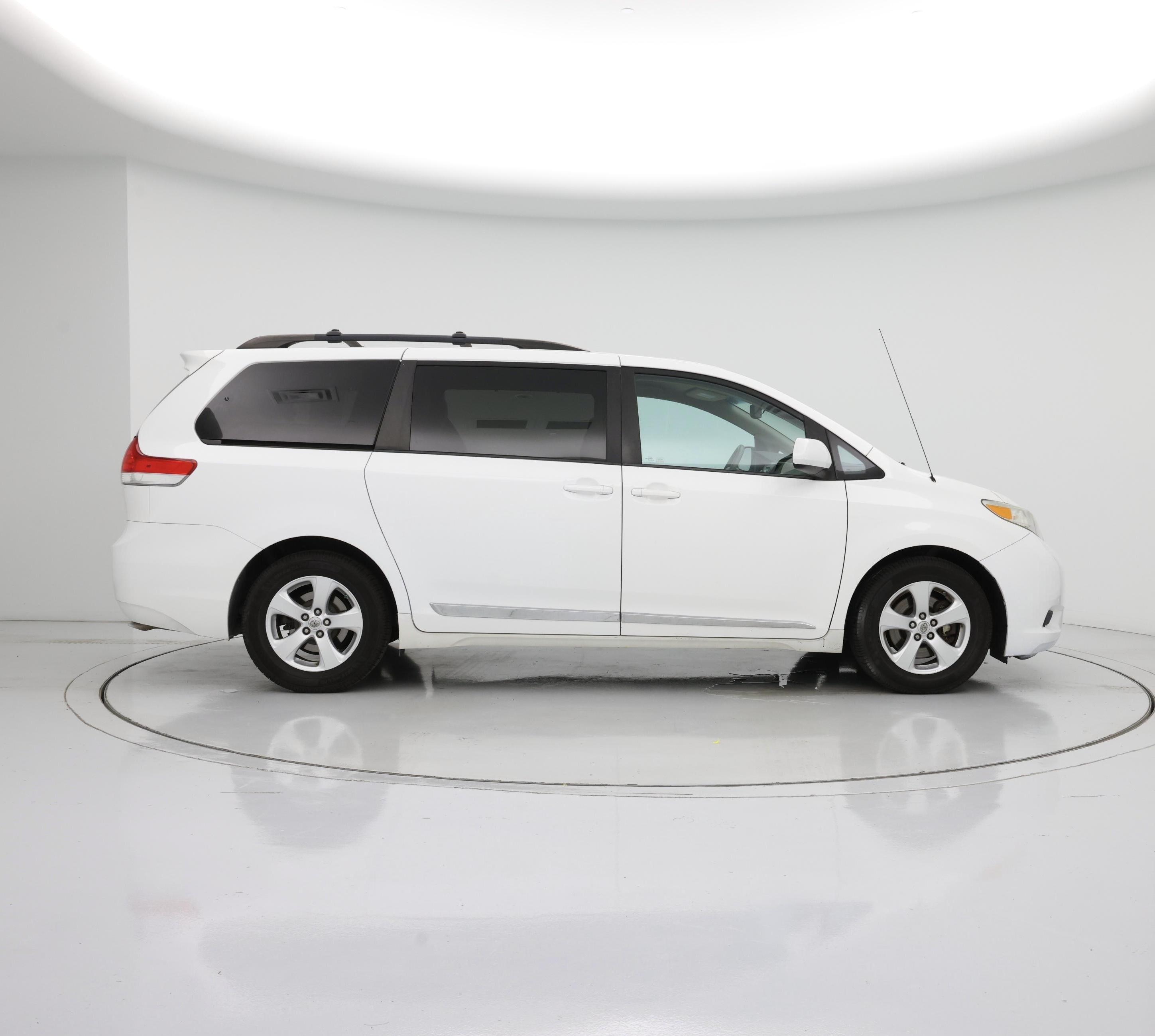 Thumbnail: 2013 Toyota Sienna - 7