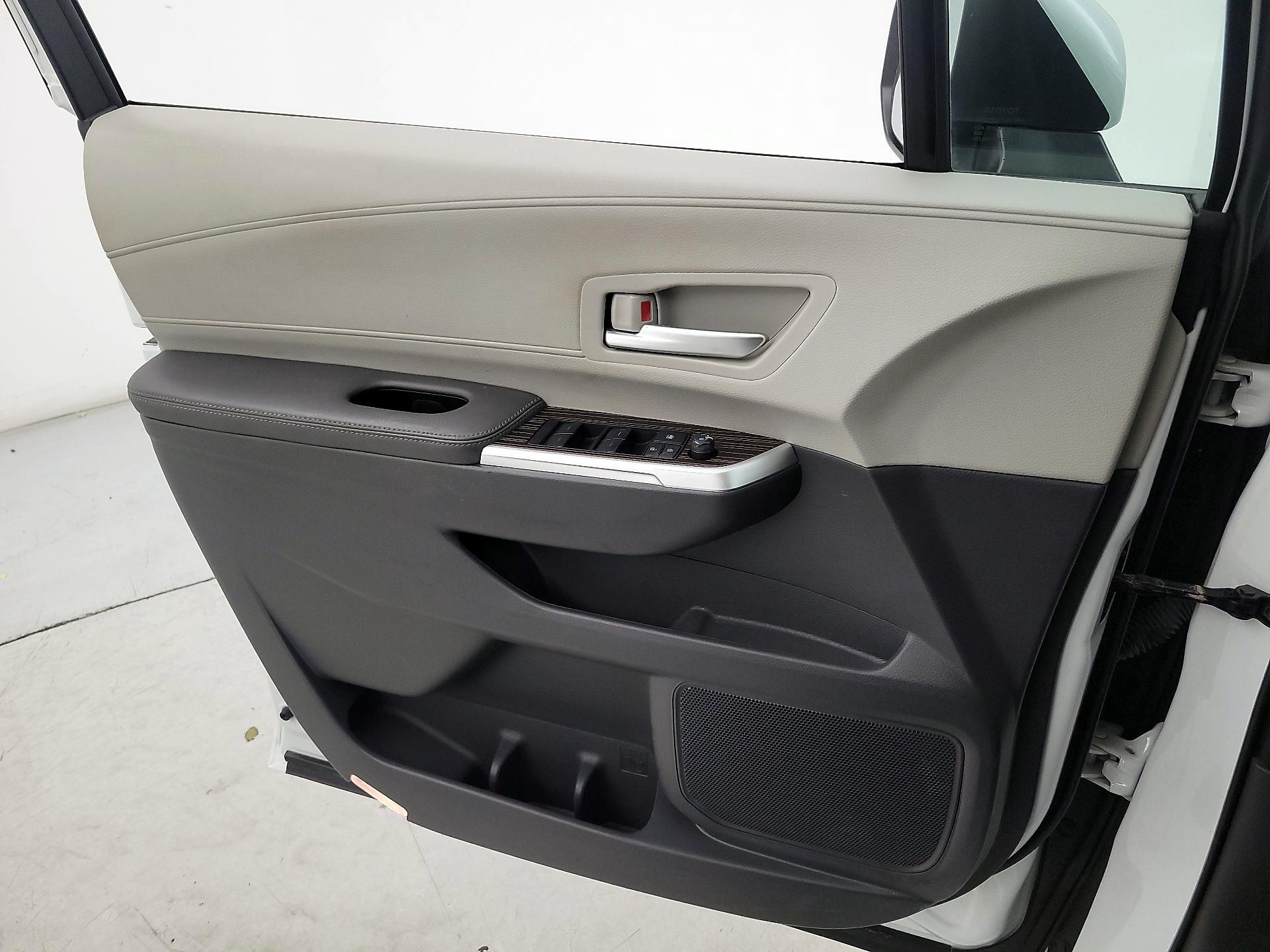Thumbnail: 2022 Toyota Sienna - 12