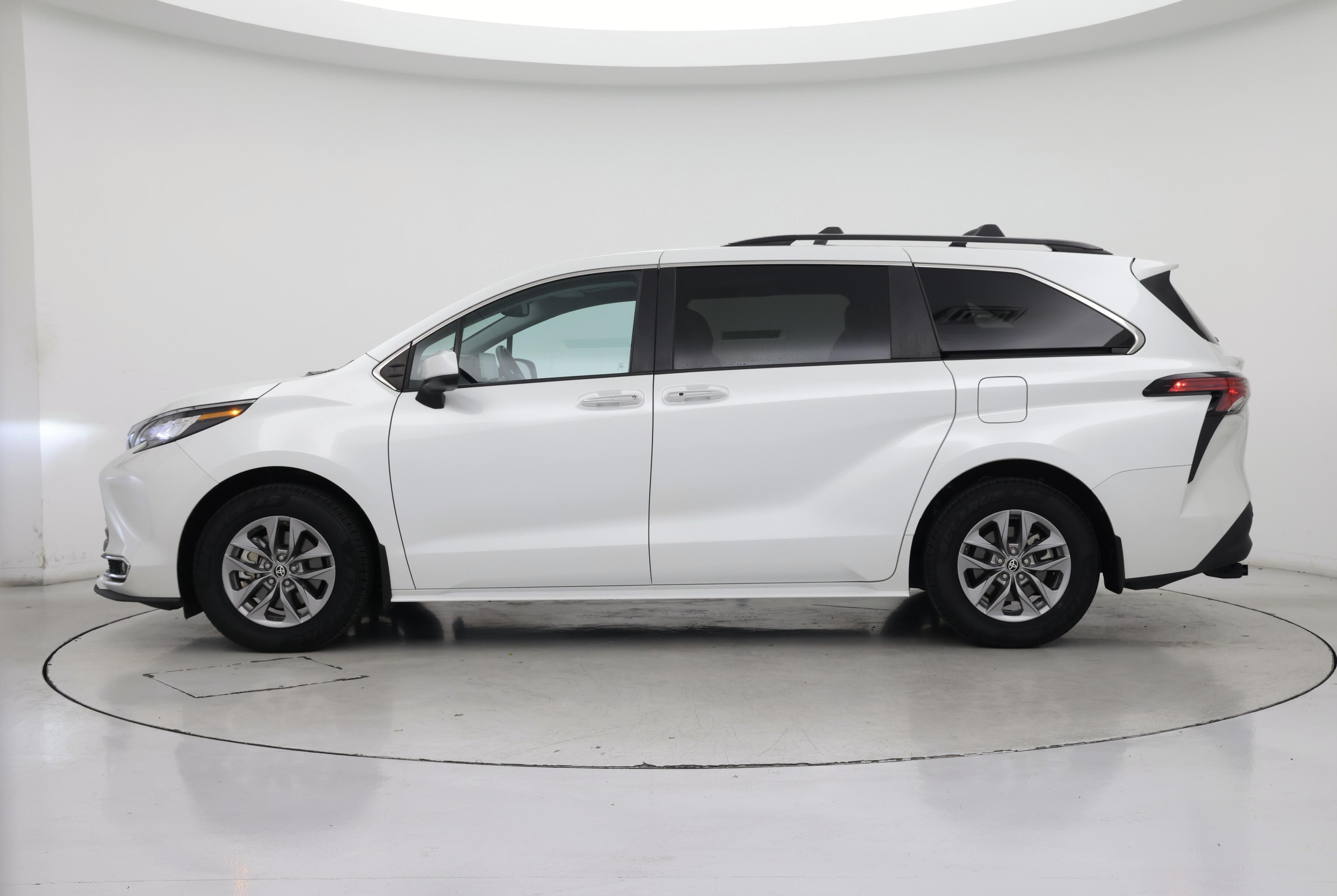 Thumbnail: 2022 Toyota Sienna - 3