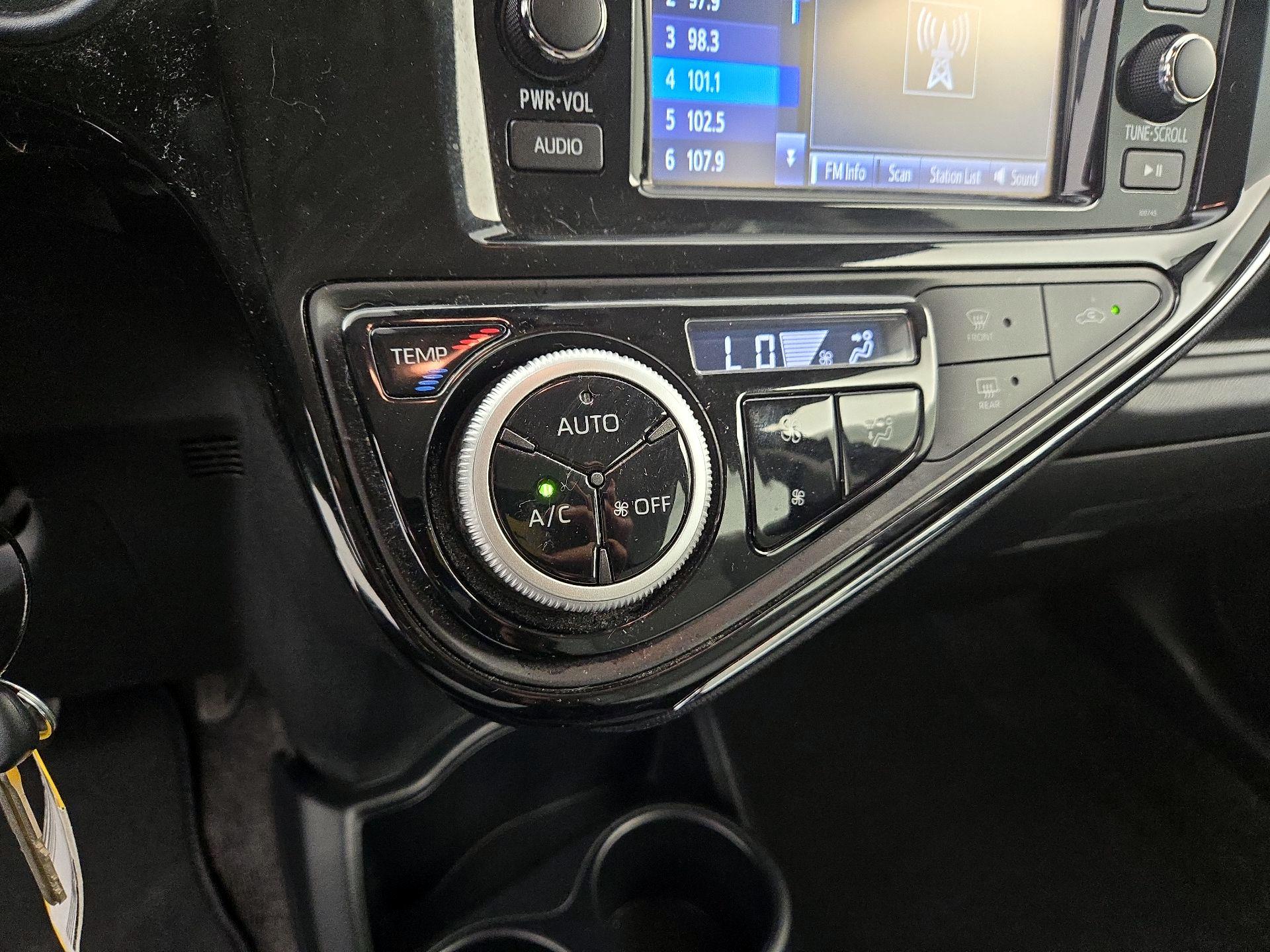 Thumbnail: 2018 Toyota Prius c - 16