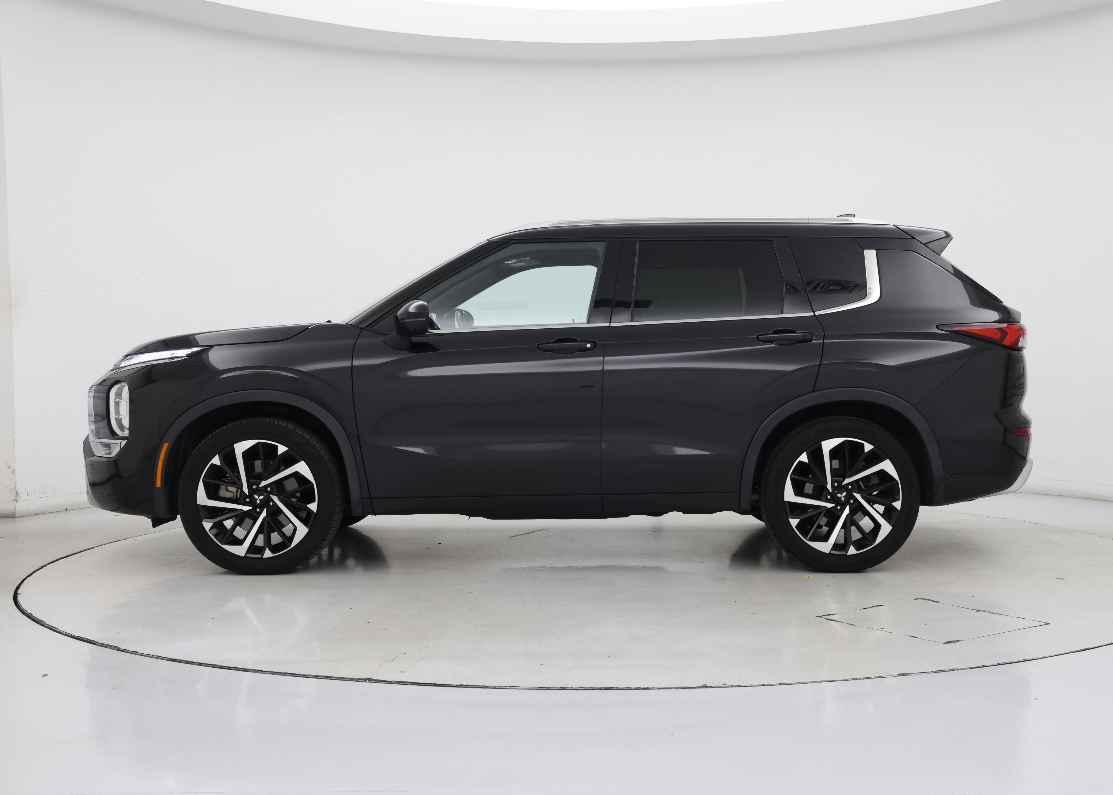 Thumbnail: 2022 Mitsubishi Outlander - 3