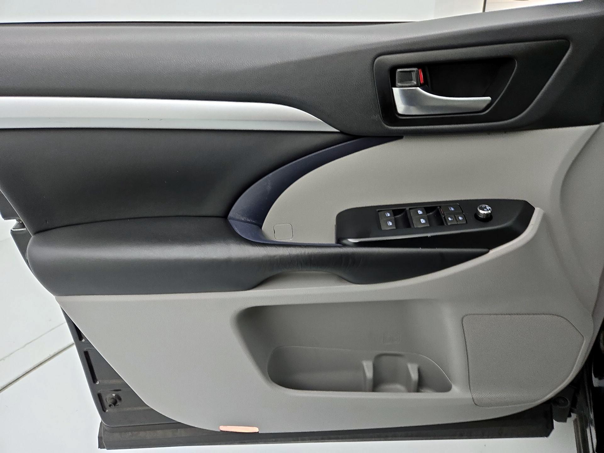 Thumbnail: 2019 Toyota Highlander - 12