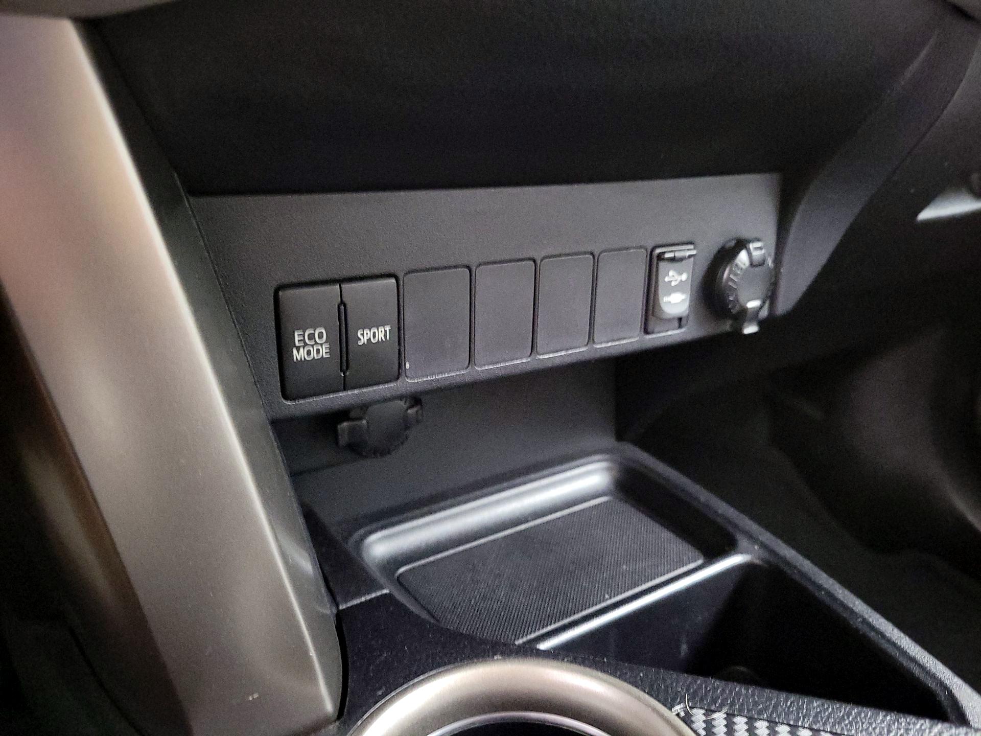 Thumbnail: 2015 Toyota RAV4 - 18