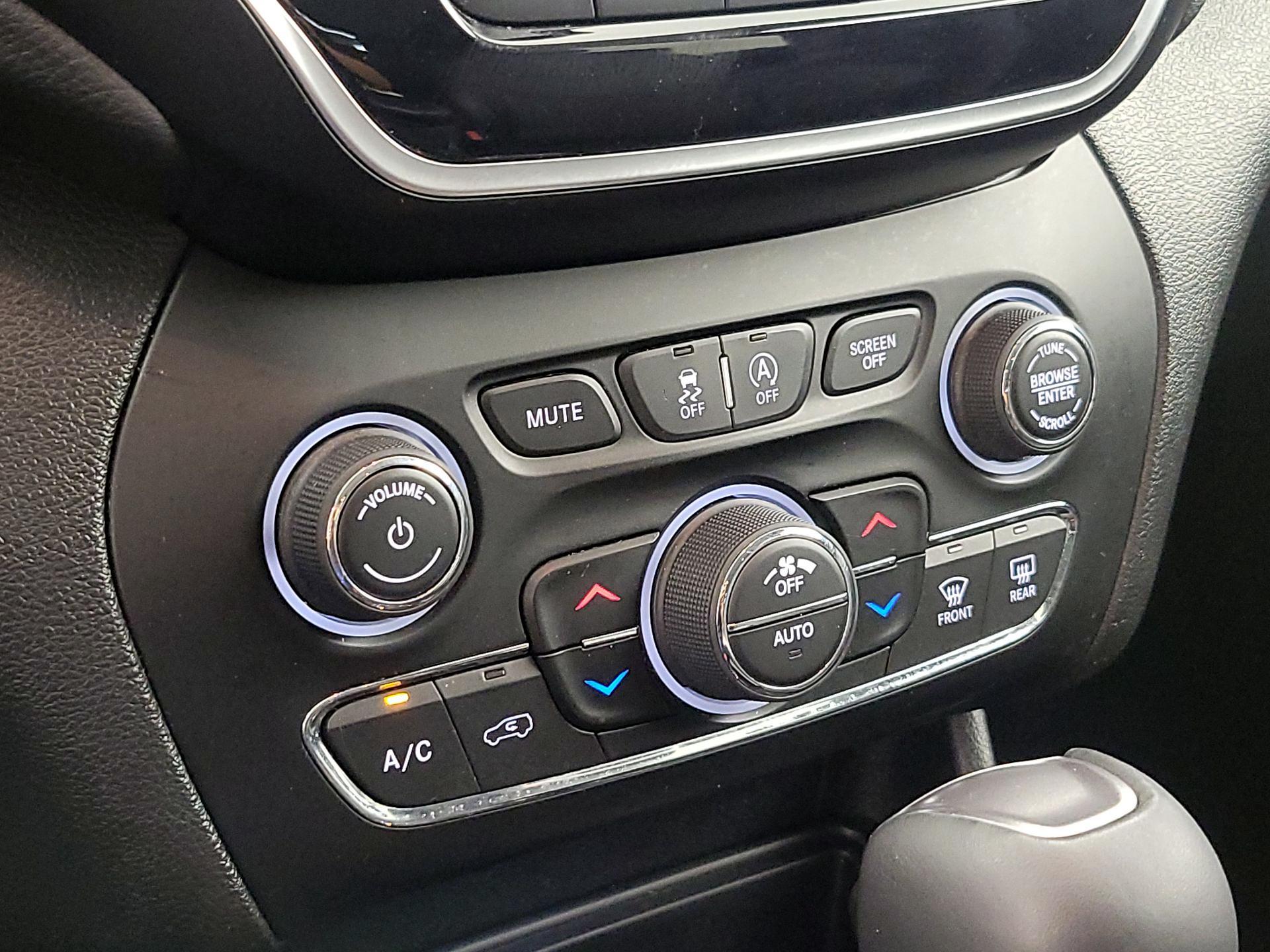 Thumbnail: 2020 Jeep Cherokee - 16