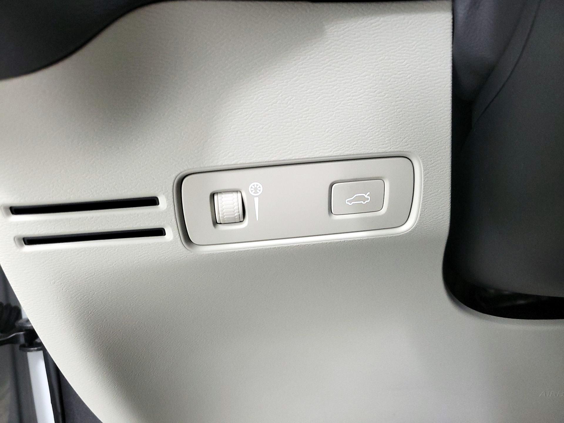 Thumbnail: 2020 Volvo XC40 - 13