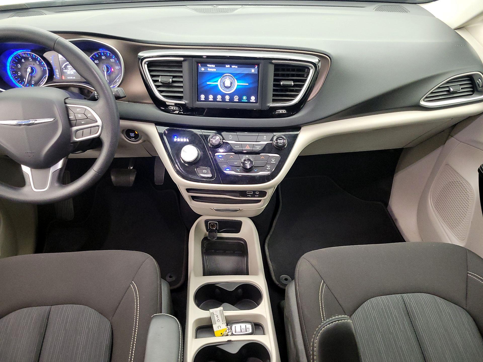 Thumbnail: 2020 Chrysler Voyager - 9