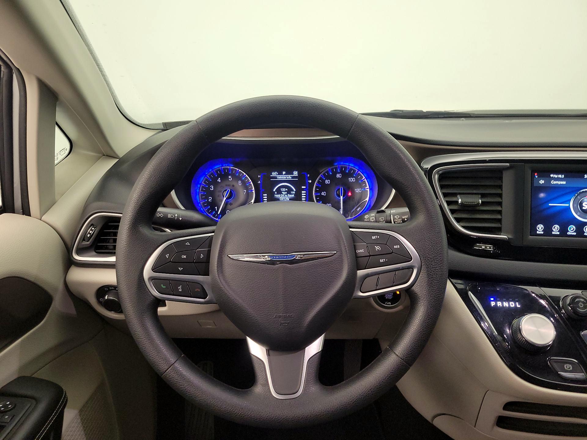 Thumbnail: 2020 Chrysler Voyager - 10