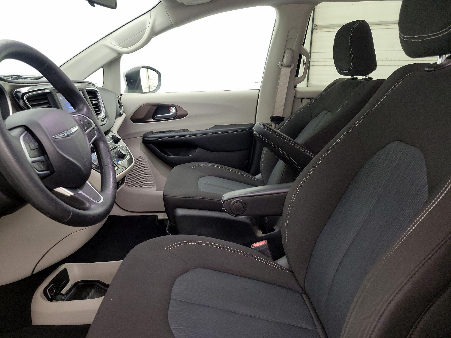 Thumbnail: 2020 Chrysler Voyager - 11